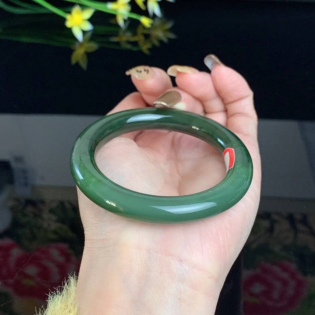 和田玉52圈口菠菜绿圆条碧玉手镯！玉质细腻油润 底色纯净 无纹裂 脂粉好，品质高