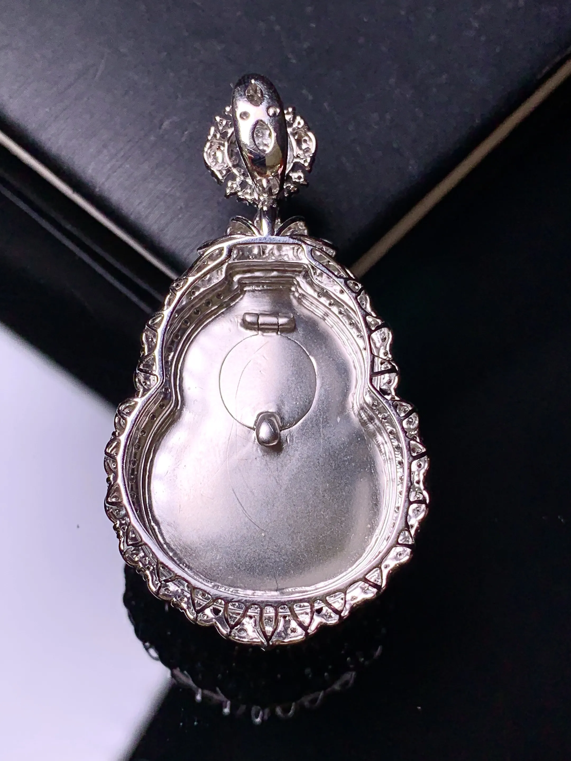 18k金钻镶嵌冰种飘绿葫芦吊坠 玉质细腻 色泽清新艳丽 整体尺寸44.8*23*14.6