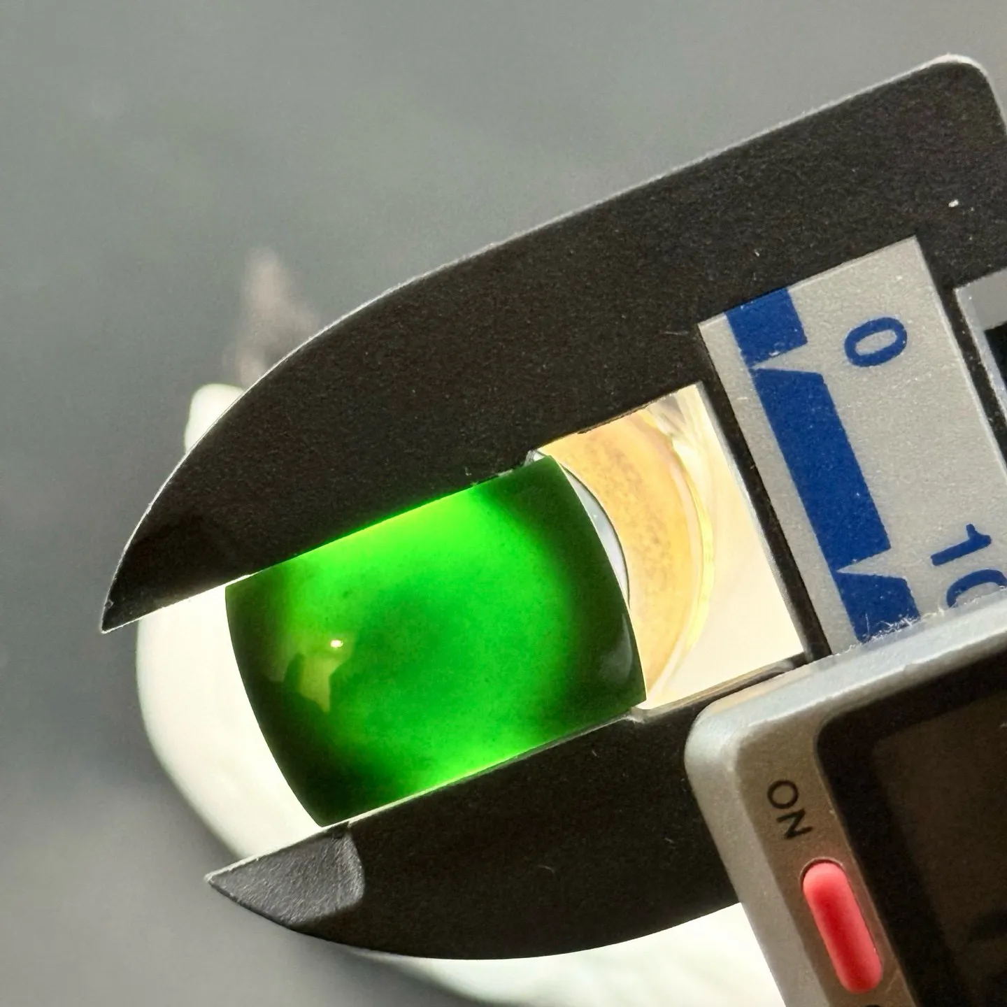 精品墨翠马鞍裸石 种好色正 黑度好 打灯通透 油性十足 尺寸18