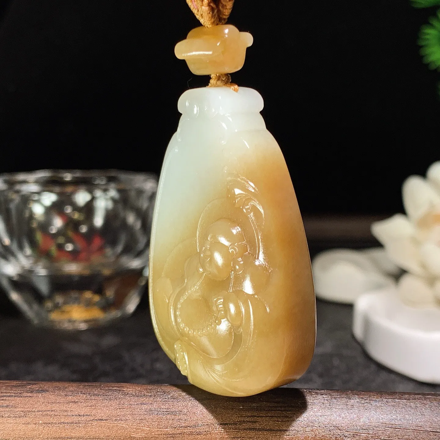 新疆和田玉白玉且末糖佛引福来牌子挂件 尺寸49/35/14重44克 玉质细腻油润。手推出油。佩高端典雅。lt060129