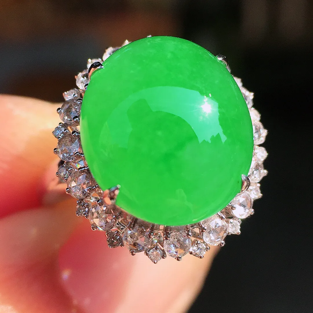 阳绿蛋面戒指，色泽均匀艳丽，玉质细腻，荧光感超
强，饱满圆润，尽显优雅气质，18k
金豪华镶嵌