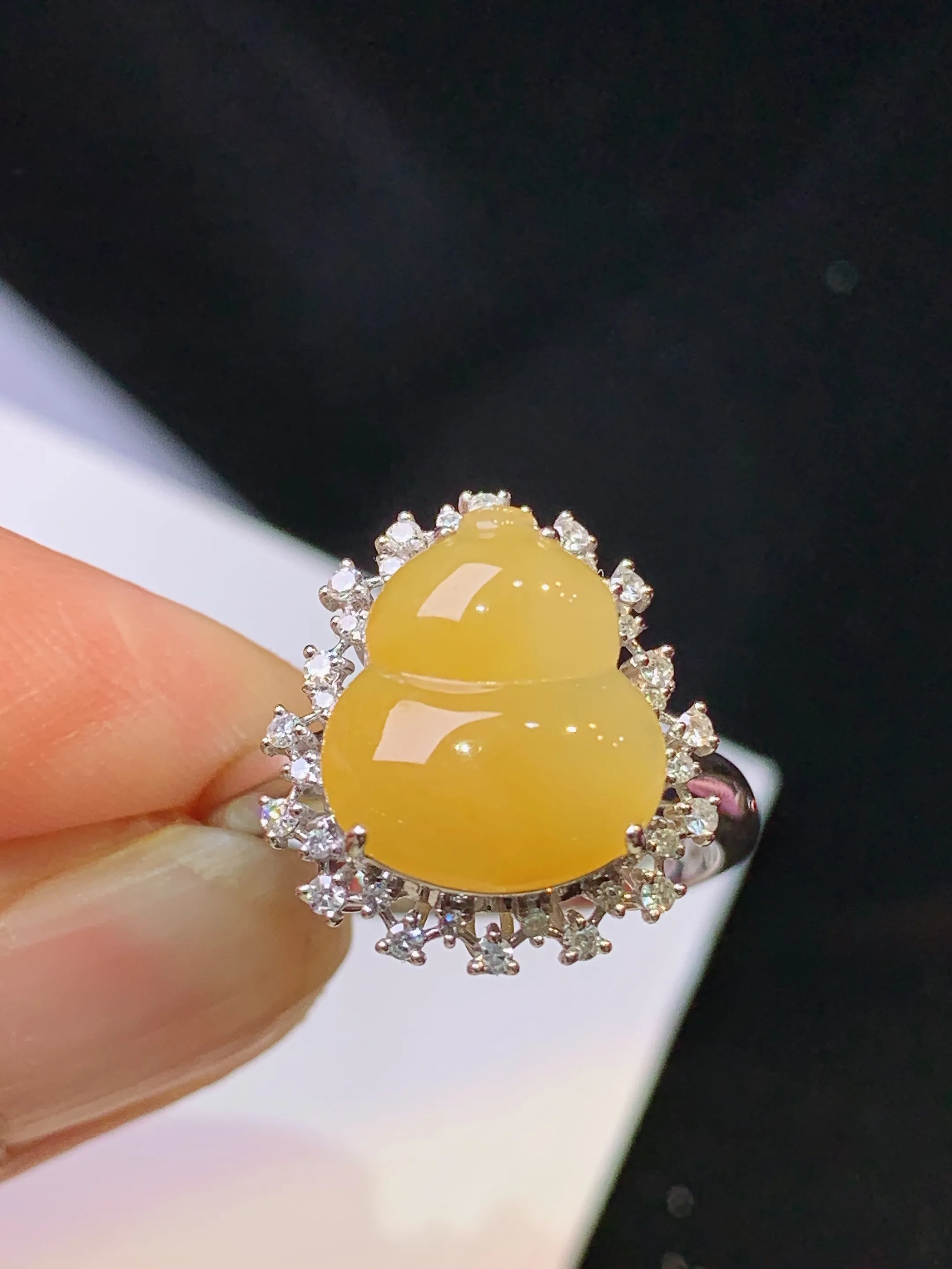 18k金钻镶嵌黄翡吊坠 玉质细腻 色泽清新艳丽 圈口14 整体尺寸15.5*14.2*8.6