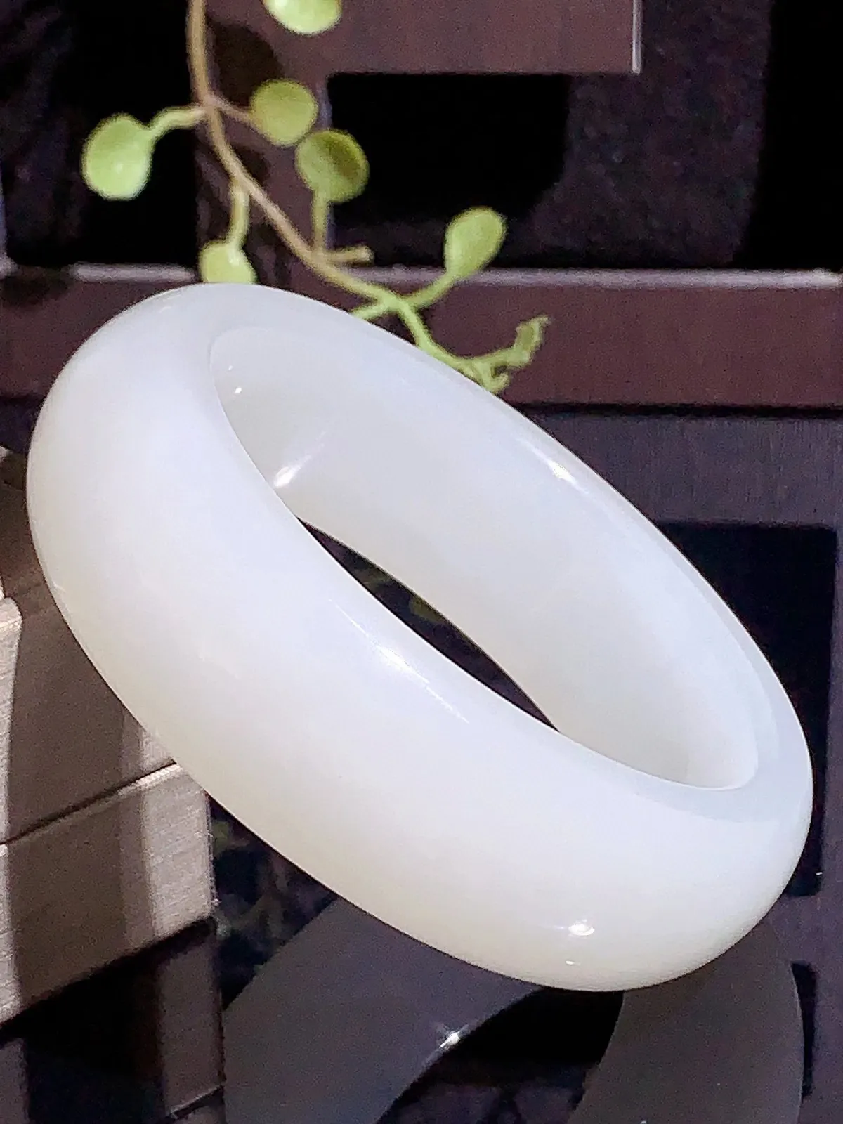 和田玉59.3圈口羊脂白宽版手镯！玉质细腻油润 底色纯净无裂无杂 脂粉好，品质高