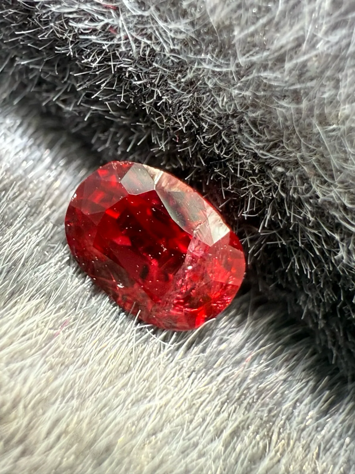 0.32ct天然绝地武士尖晶石裸石，尺寸4.7*3.3*2.4 毫米，晶体微裂，颜色美艳