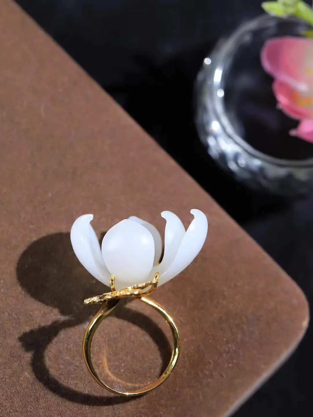 （金镶玉.荷韵.戒指）

精品和田玉白玉18k金镶嵌荷韵戒指，玉质细腻温润，油润感十足，心似莲花开，风华可绝代，醉卧清 风中里，翩翩入梦来。荷花悄然绽放，气韵传神  重7.2克   尺寸18-26.5-14.8mm   97102999A