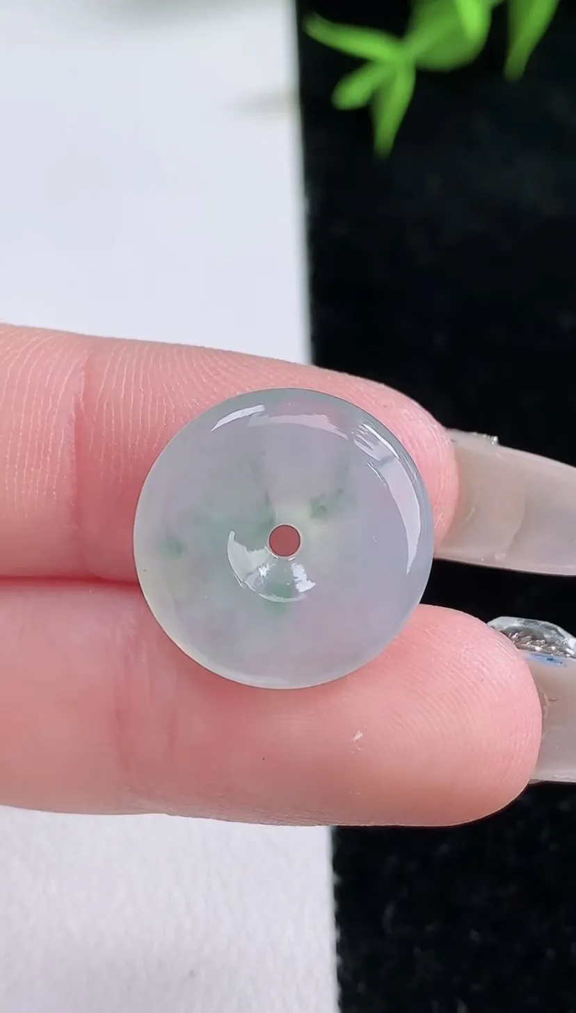 翡翠冰糯种飘绿平安扣