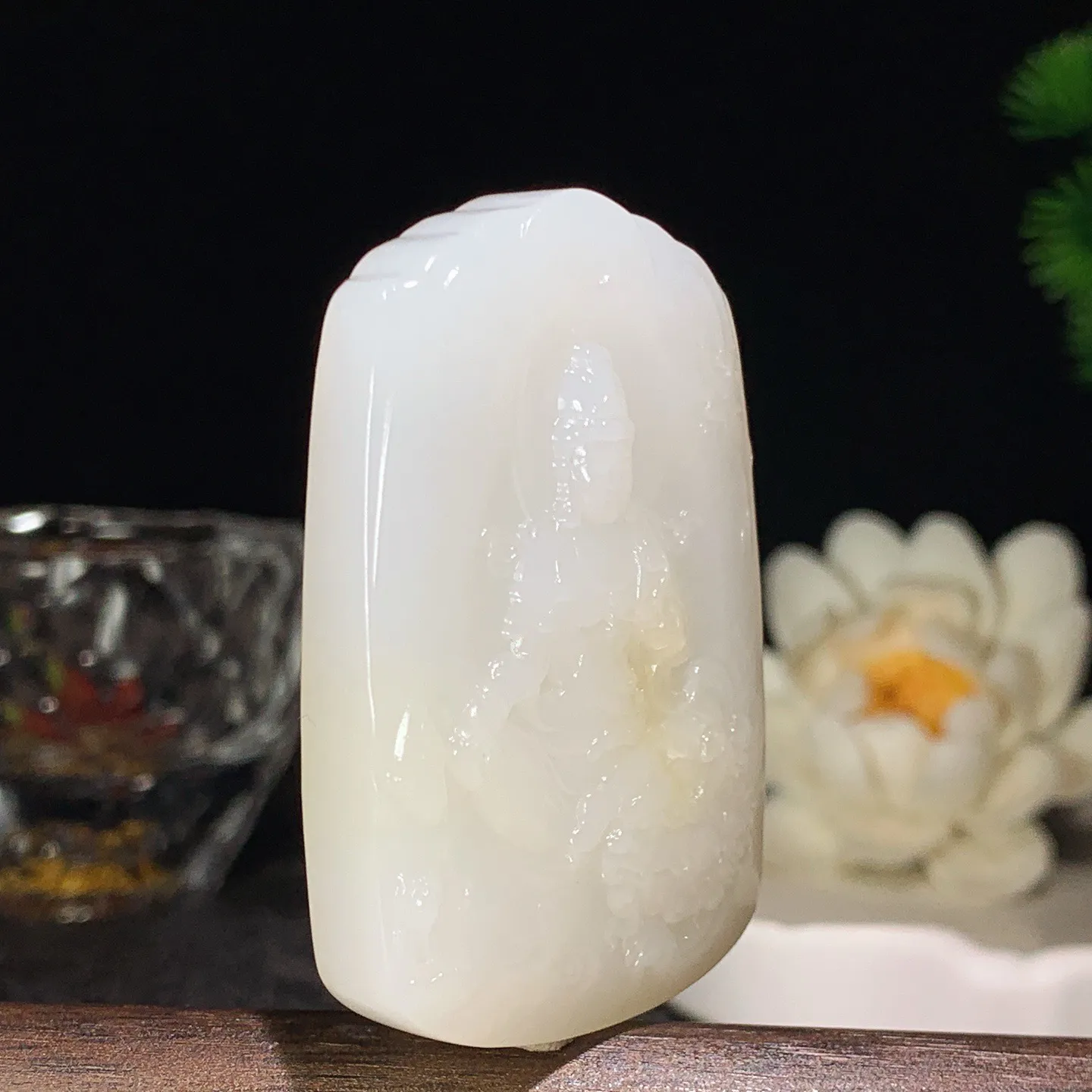 和田玉白玉糖料羊脂白文殊菩萨牌子挂件 尺寸55/35/12重50克 玉质细腻油润。手推出油。佩高端典