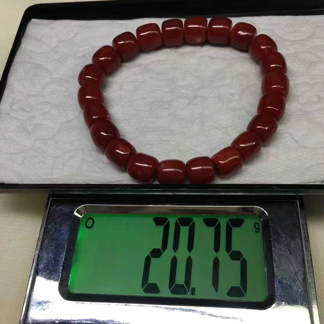 【天然日本阿卡牛血红珊瑚8.5mm老型大桶珠弹力单圈手串】天然无添加无修补，日本产地，阿卡材料，牛血红颜色，型美色浓！光泽柔润透亮，直径约为8.5-7.4mm，重量20.75克，珊瑚本为佛教珍宝，来自深海千年生长，收藏精品！传承宝贝！