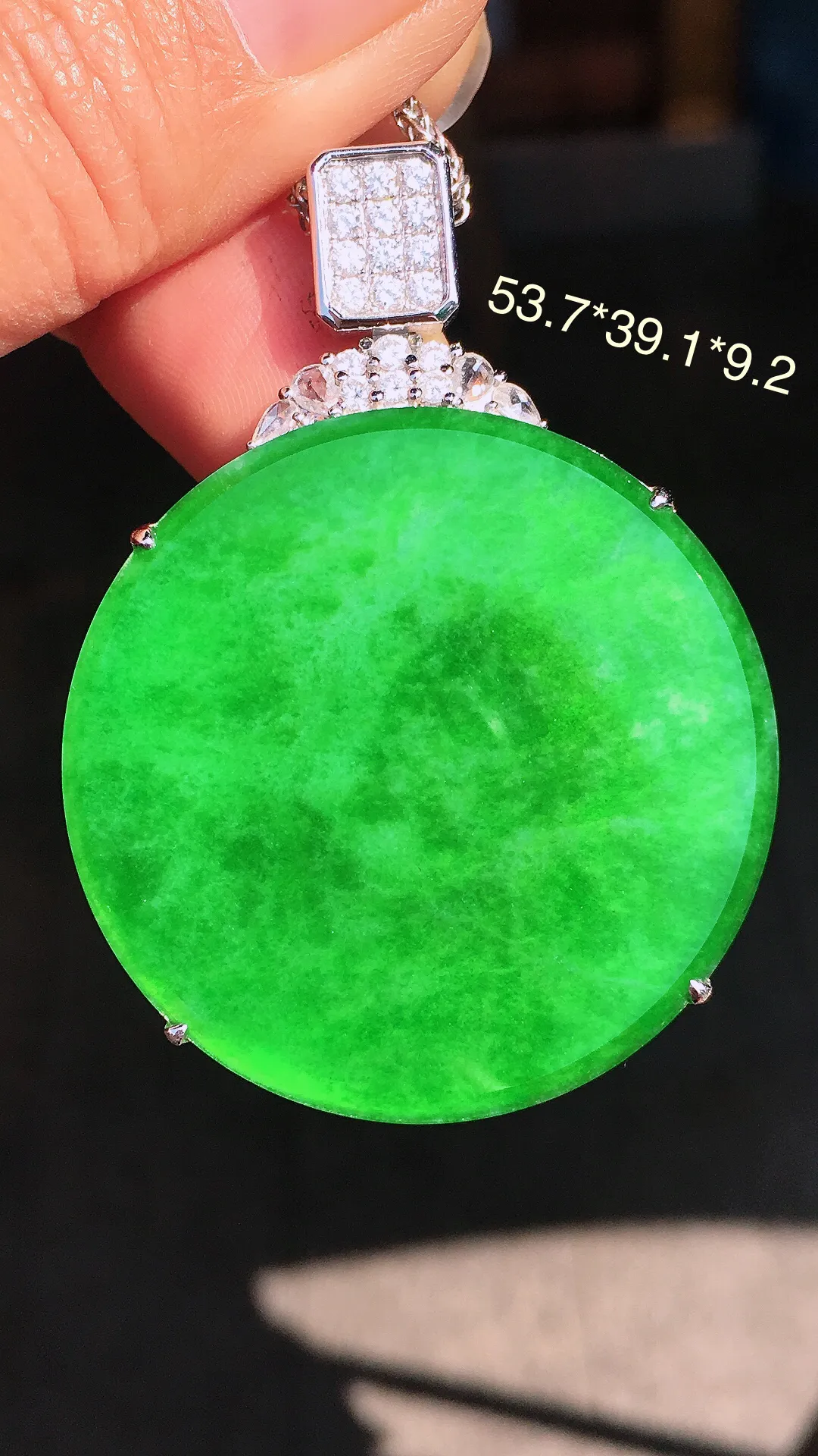 阳绿平安扣吊坠，色泽均匀艳丽，玉质细腻，荧光感超
强，饱满圆润，尽显优雅气质，18k
金豪华镶嵌