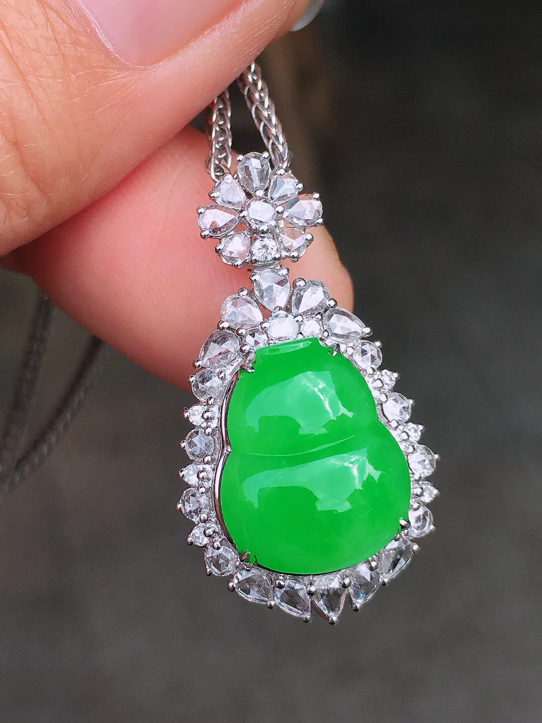 阳绿葫芦吊坠，色泽均匀艳丽，玉质细腻，荧光感超
强，饱满圆润，尽显优雅气质，18k
金豪华镶嵌