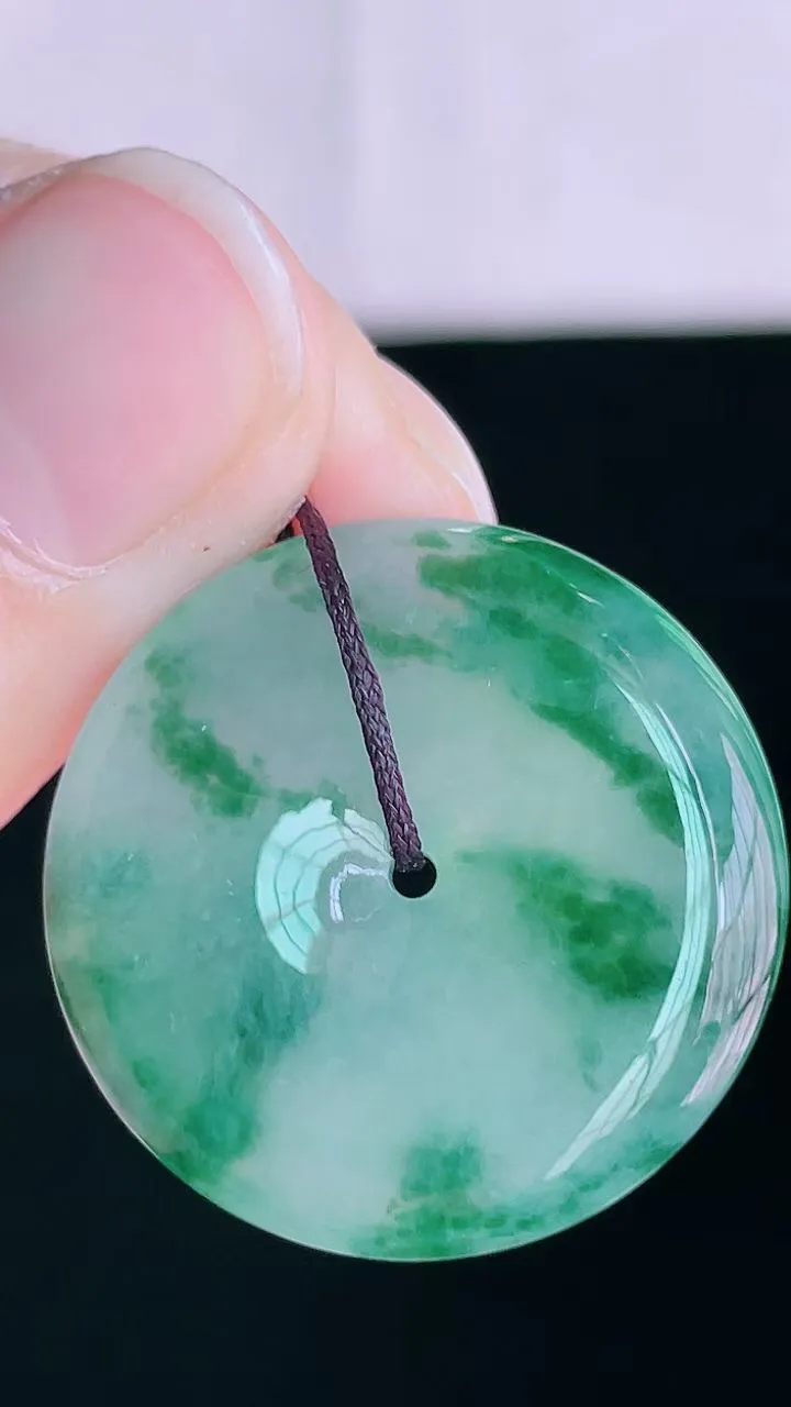 【翡翠名称】老坑种冰飘花平安扣翡翠吊坠
【翡翠尺寸】直径厚度25.6/5.2mm
【翡翠描述】宝贝种老水足，玉质细腻，色泽靓丽，性价比高，佩戴效果好！
【其它赠送】权威证书/精美挂绳盒子/支持全国复检