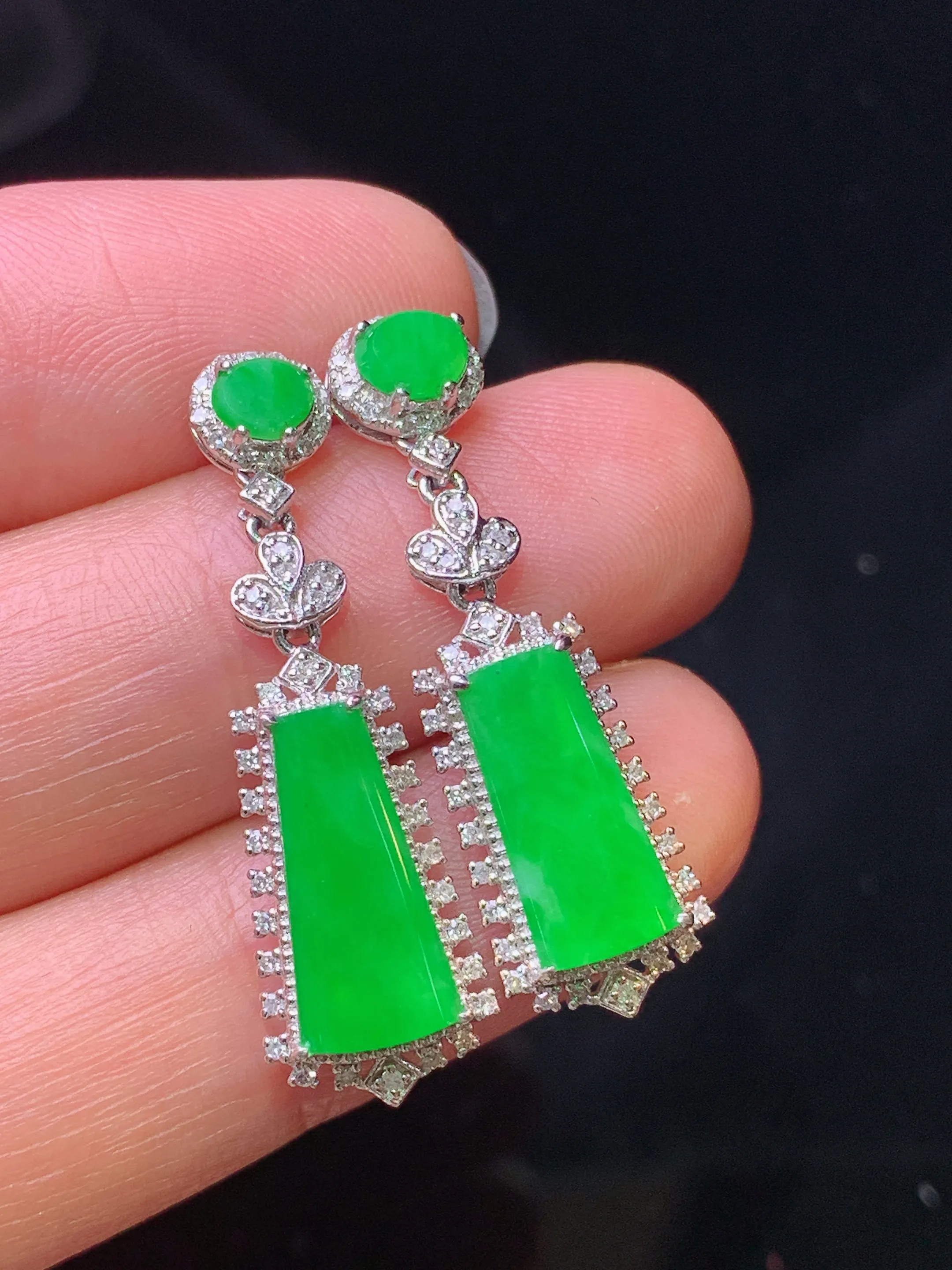 18k金钻镶嵌满绿无事牌耳坠 玉质细腻 色泽清新艳丽 整体尺寸31.5*9.8*5.3
