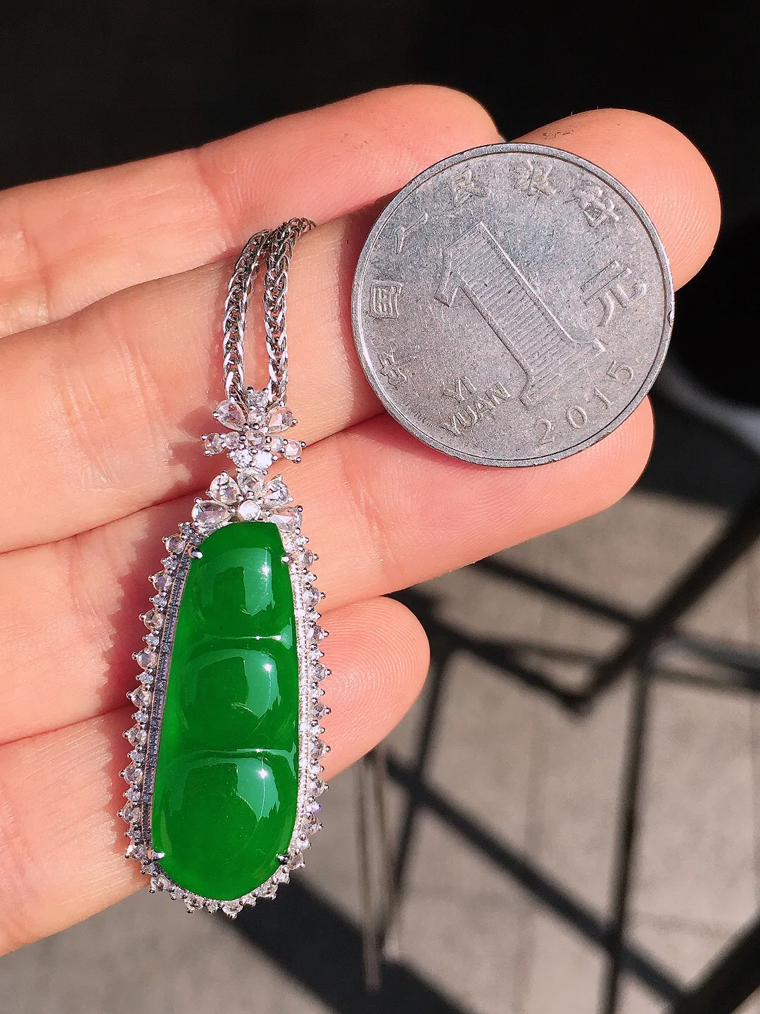 阳绿福豆吊坠，色泽均匀艳丽，玉质细腻，荧光感超
强，饱满圆润，尽显优雅气质，18k
金豪华镶嵌