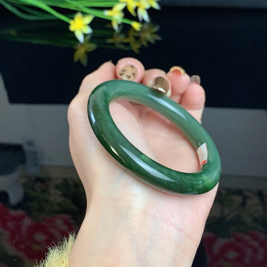 和田玉52圈口菠菜绿圆条碧玉手镯！玉质细腻油润 底色纯净 无纹裂 脂粉好，品质高