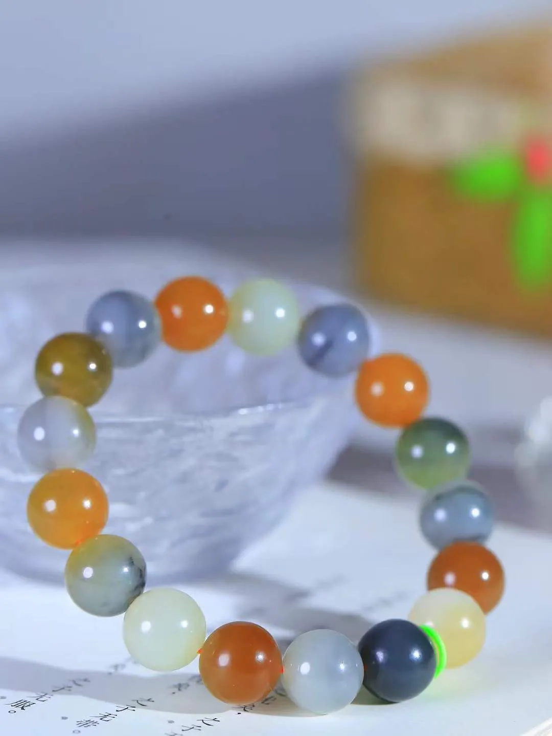 【珠圆玉润.手串】

精品️和田玉多宝珠圆玉润手串 玉质温润细腻  整串打磨圆润，佩戴舒适。珠珠落玉盘，间关莺语花底滑，一生美好时光，无论身在何处，都有它相伴相守。事事顺遂，幸福美满，吉祥如意。重44.3克 尺寸取一12mm FDT-16172913