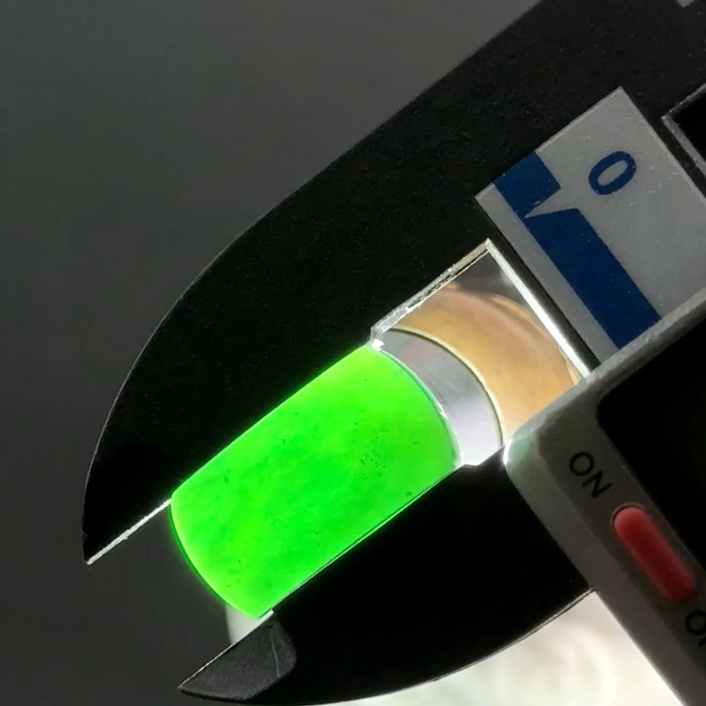 精品墨翠马鞍裸石戒面 种好色正 黑度极好 打灯通透 油性十足 尺寸16.9