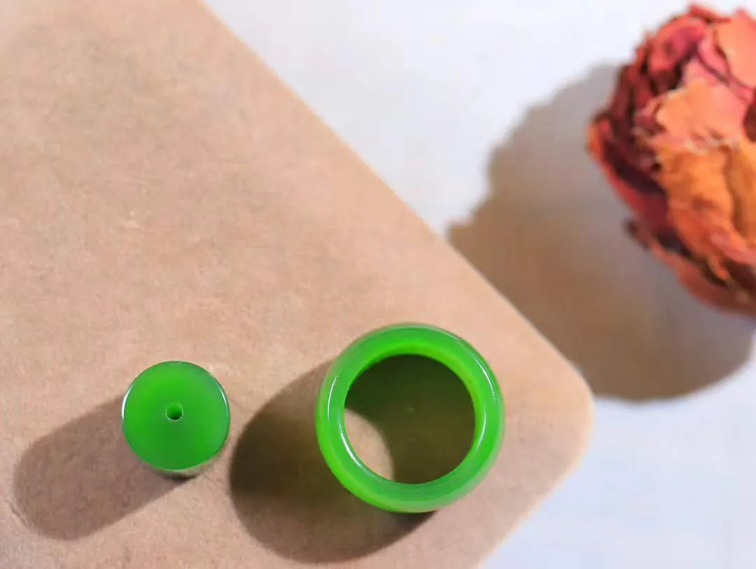 【戒指.吊坠】

精品和田玉碧玉戒指套装，玉质温润细腻，油润十足，手感上佳。️款式简单大方，做工