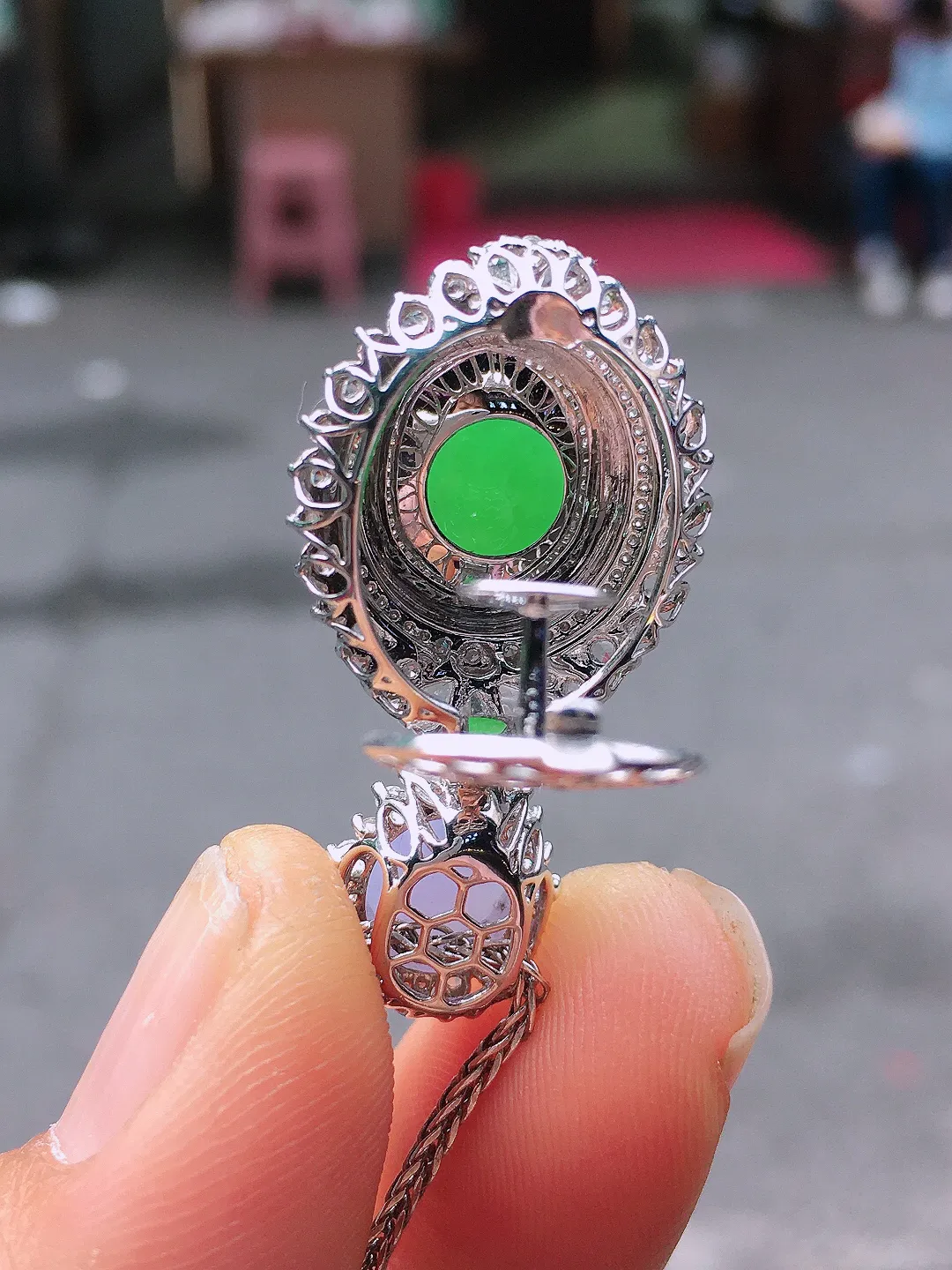 阳绿蛋面吊坠，色泽均匀艳丽，玉质细腻，荧光感超
强，饱满圆润，尽显优雅气质，18k
金豪华镶嵌