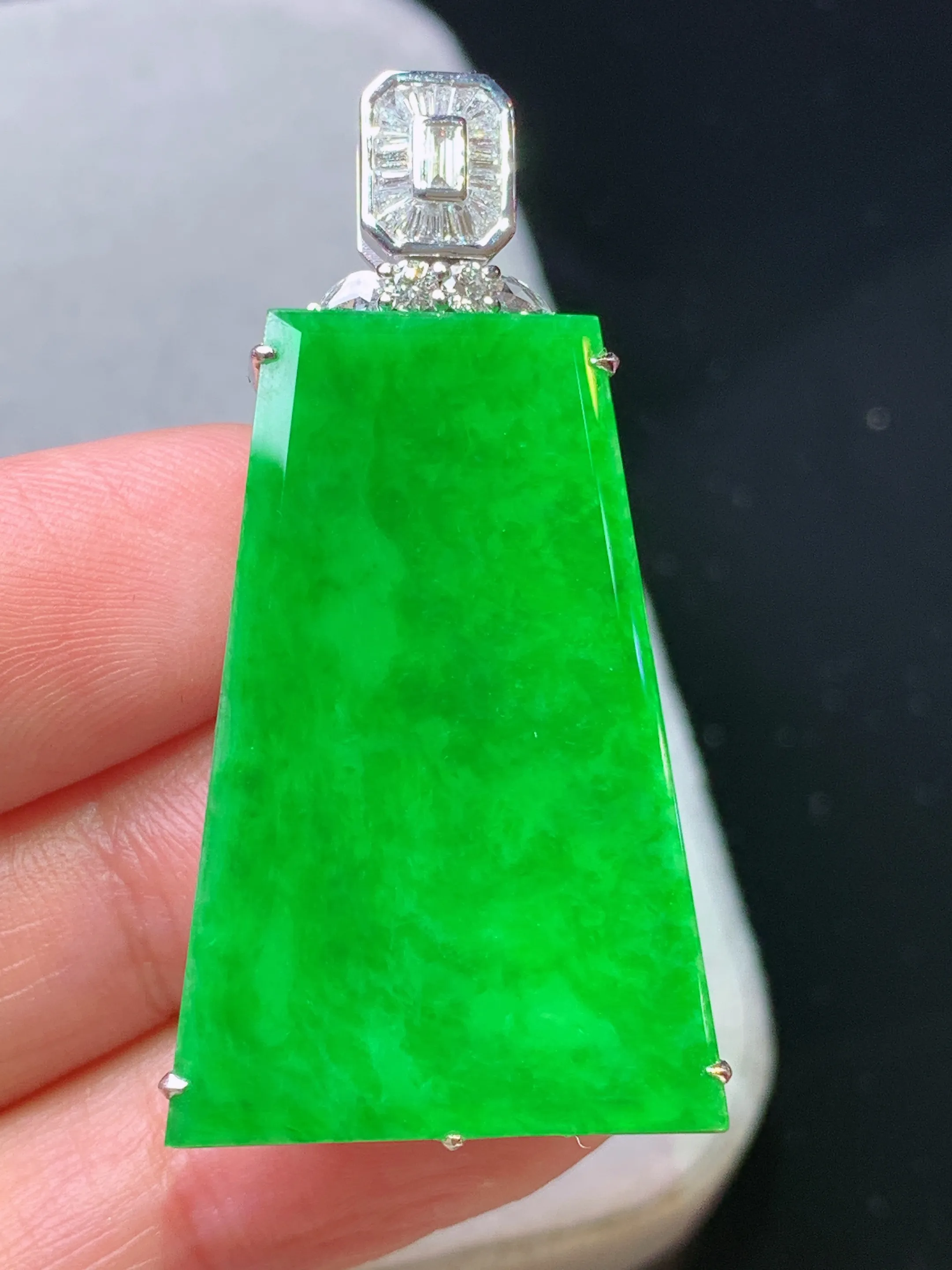 18k金钻镶嵌翠绿无事牌吊坠 玉质细腻 色泽清新艳丽 整体尺寸43.2*22.2*8.7