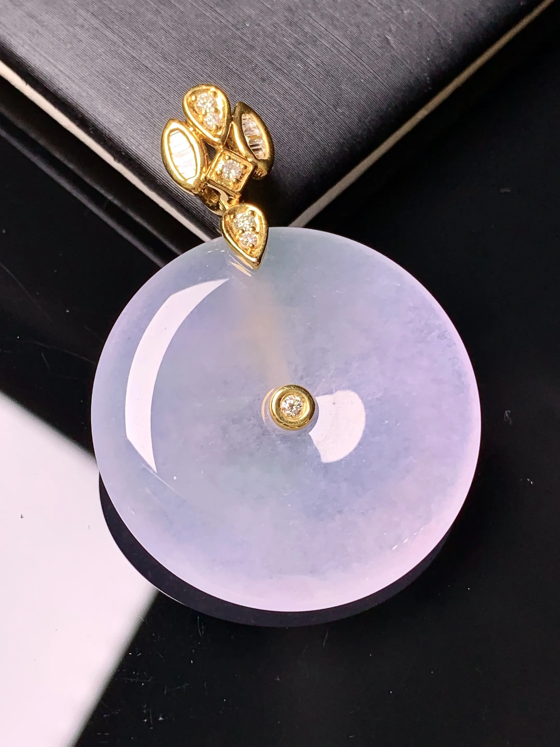 18k金钻镶嵌冰种平安扣吊坠 玉质细腻 色泽清新艳丽 整体尺寸40.6*29*5.5