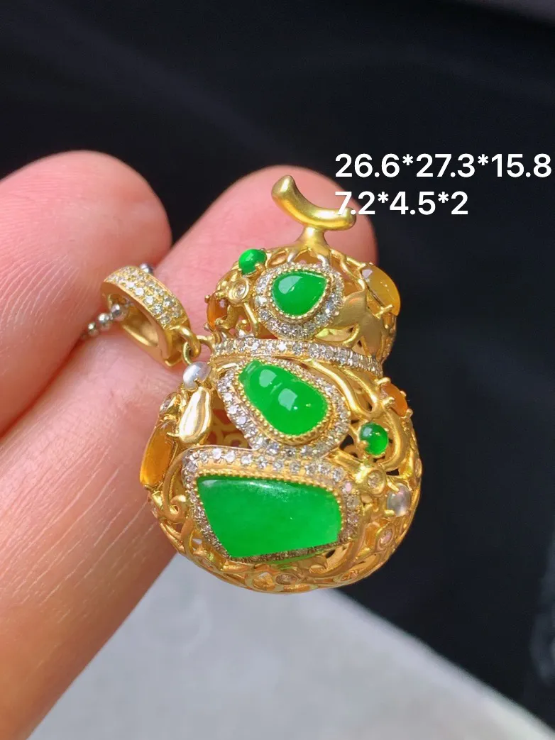 18k金钻镶嵌满绿随形葫芦吊坠 玉质细腻 色泽清新艳丽 整体尺寸26.6*27.3*15.8