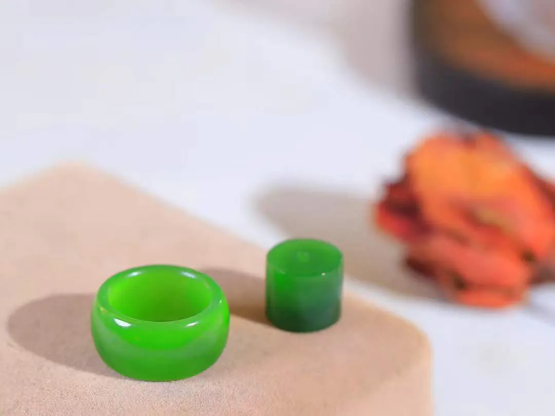 【戒指.吊坠】

精品和田玉碧玉戒指套装，玉质温润细腻，油润十足，手感上佳。️款式简单大方，做工细致，佩戴效果佳。
戒指内径17mm尺寸11.3-3.5mm吊坠尺寸11.8-13.6mm总重11.1克fDA-771142569