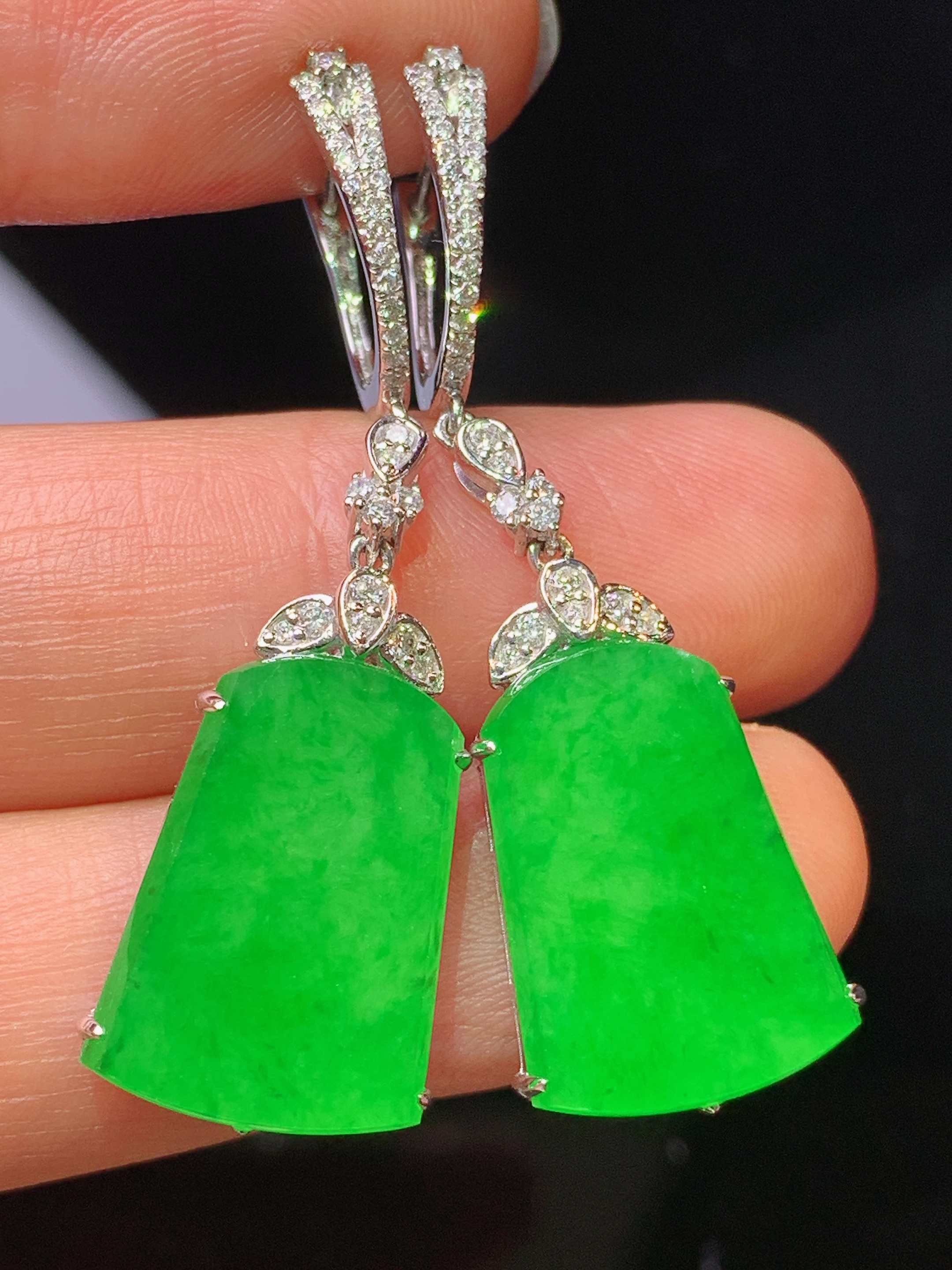 18k金钻镶嵌满绿无事牌耳坠 玉质细腻 色泽清新艳丽 整体尺寸41*12.5*4.3