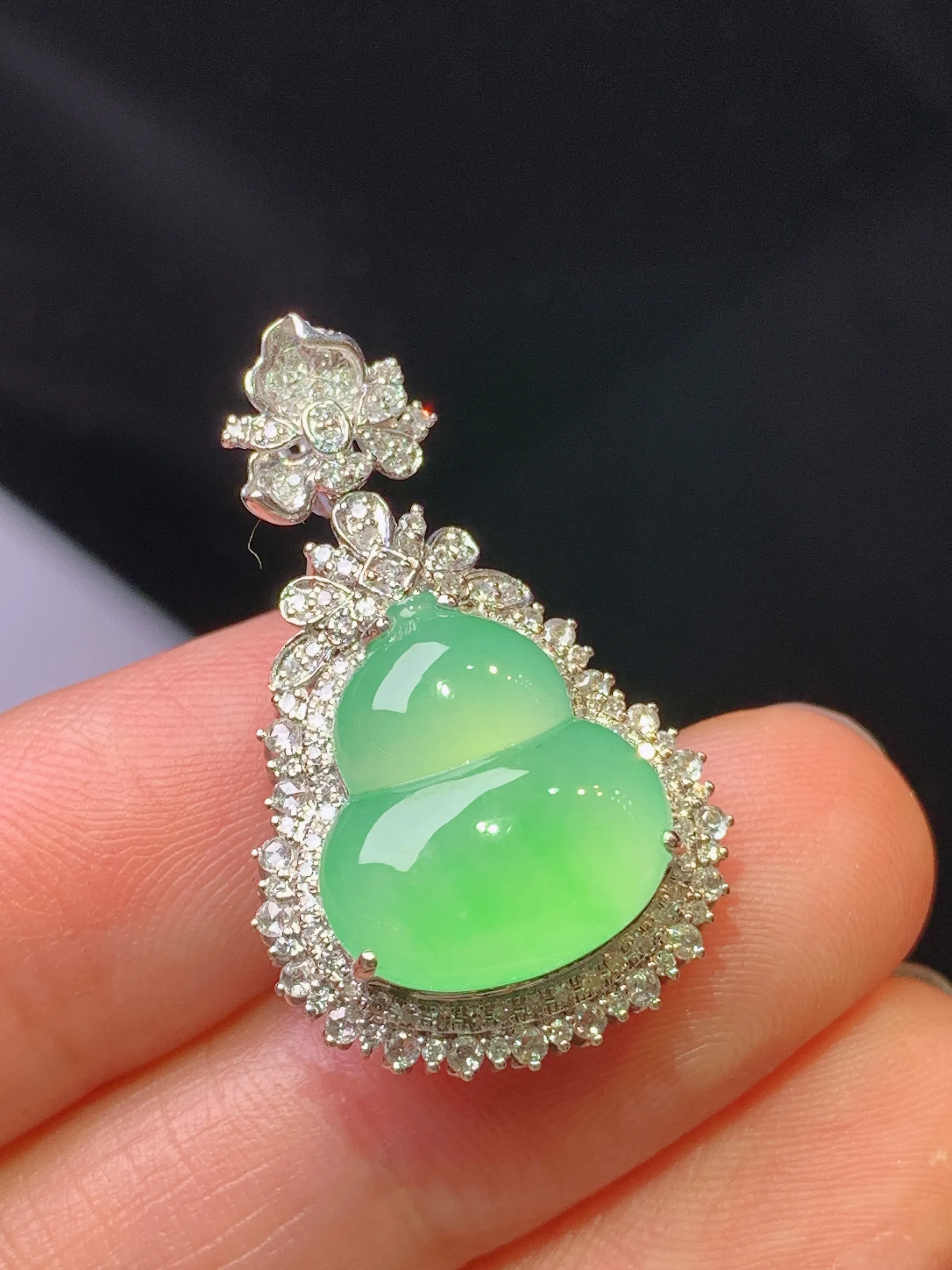 18k金钻镶嵌翠绿葫芦吊坠 玉质细腻 色泽清新艳丽 整体尺寸28.5*17.5*11.8