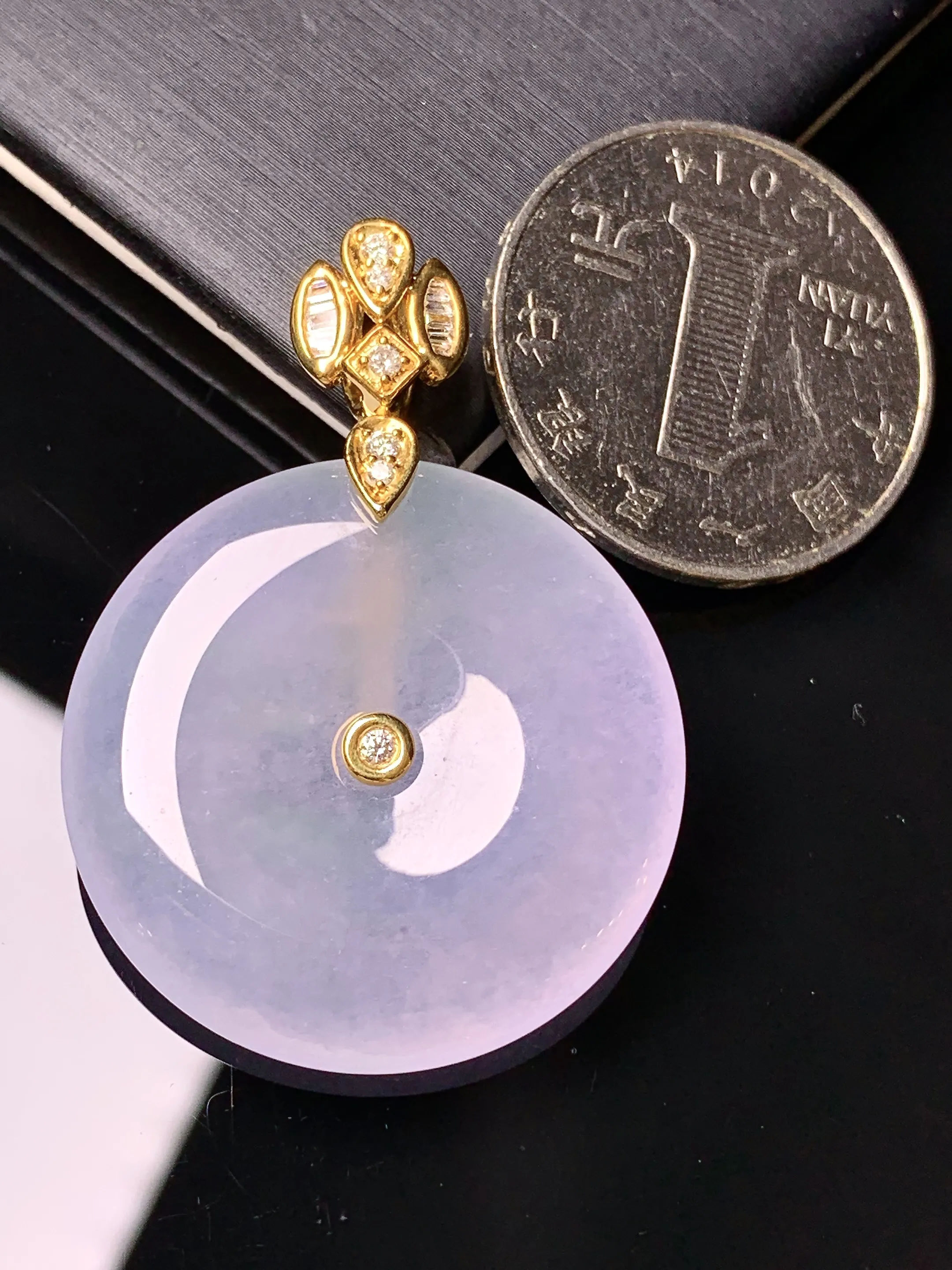 18k金钻镶嵌冰种平安扣吊坠 玉质细腻 色泽清新艳丽 整体尺寸40.6*29*5.5