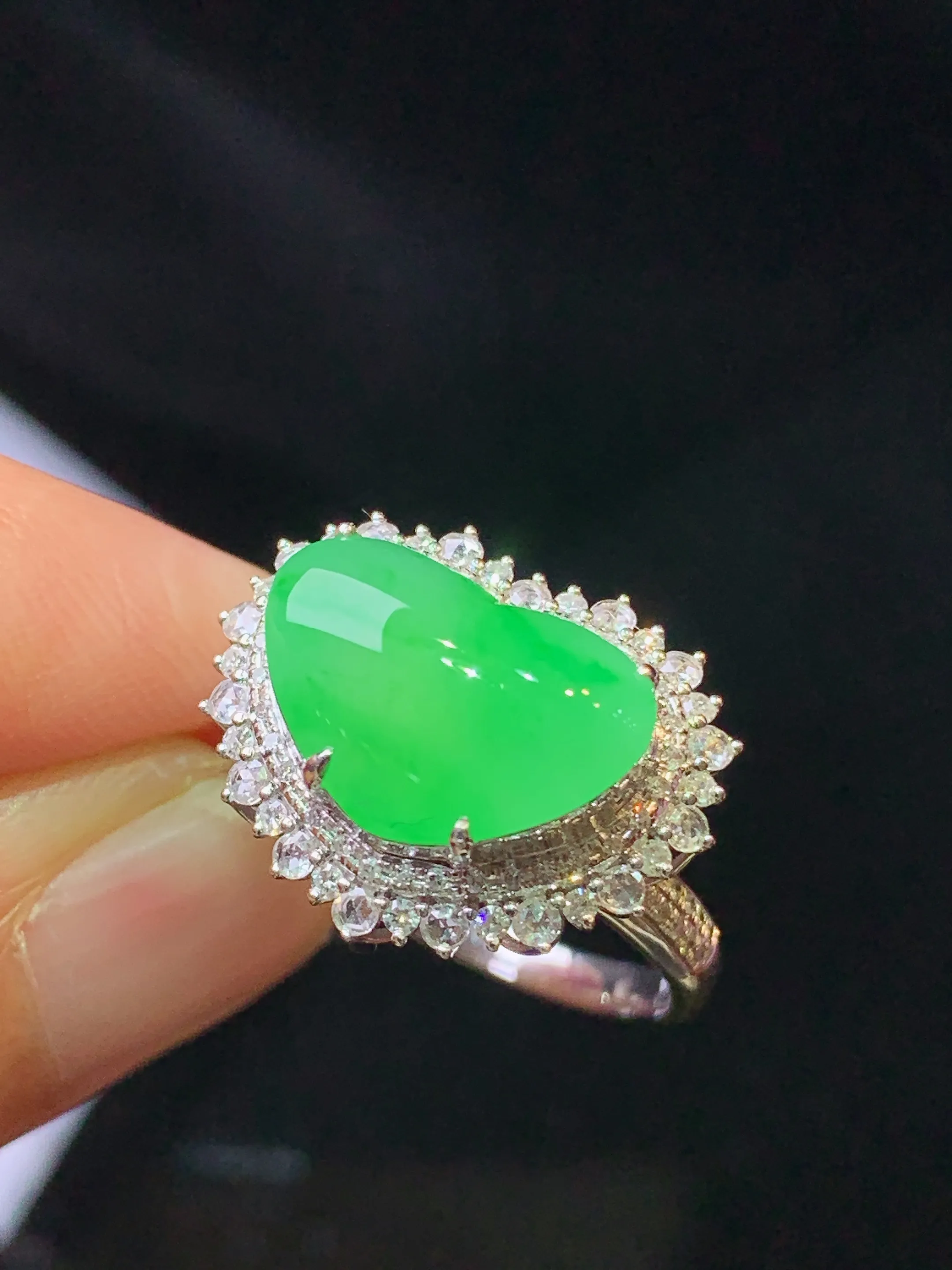 18k金钻镶嵌翠绿心形戒指 玉质细腻 色泽清新艳丽 圈口14 整体尺寸14.5*18*10.2