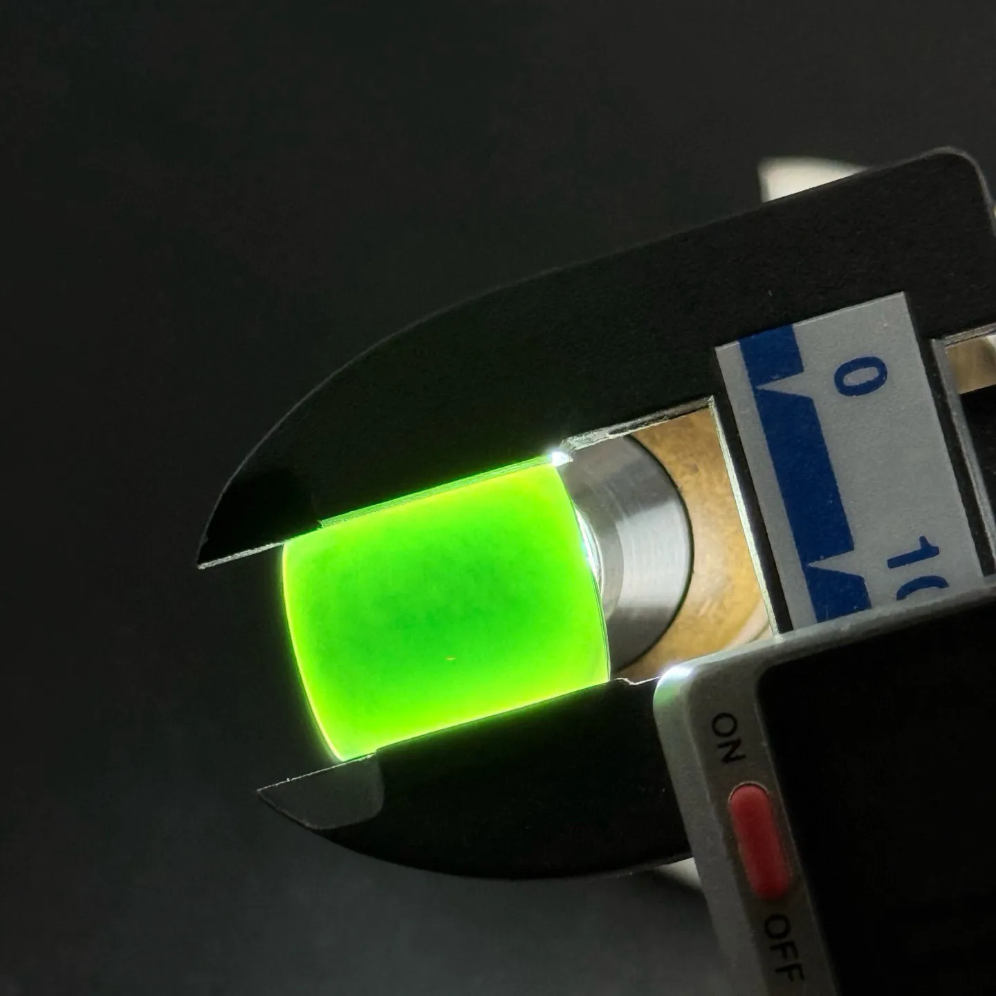 精品墨翠马鞍裸石 种好色正 黑度好 打灯通透 油性十足 尺寸17.1