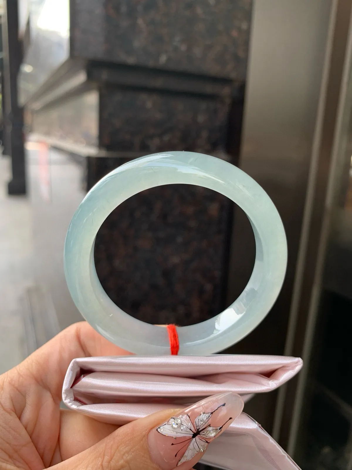 冰晴正圈。底妆胶润细腻，清爽耐看的冰晴底色均匀，夏季美好的冰凉感，时而晴时而蓝，随光线变化如梦如幻。