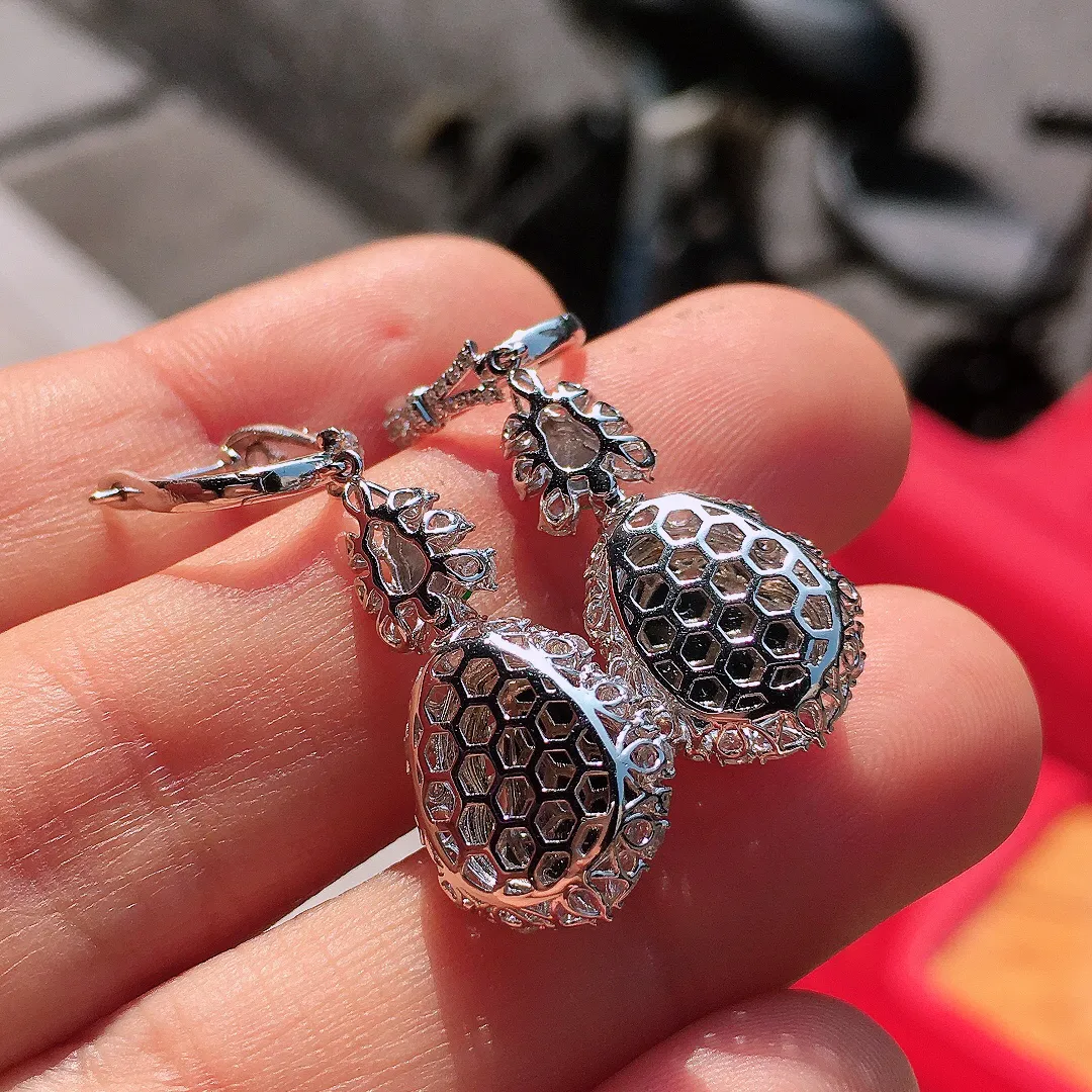 黄翡葫芦耳坠，色泽均匀艳丽，玉质细腻，荧光感超
强，饱满圆润，尽显优雅气质，18k
金豪华镶嵌