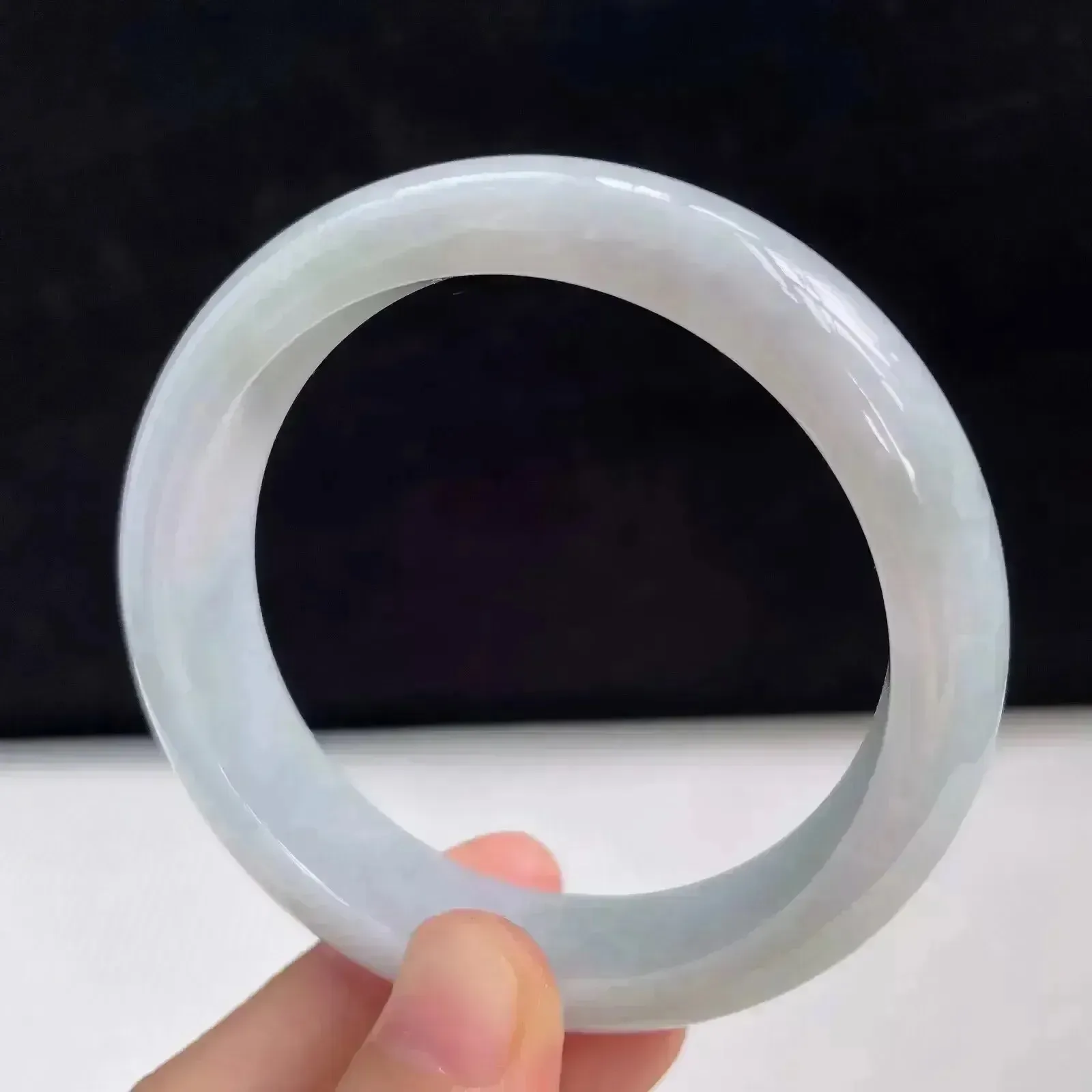 55mm自然光拍摄天然翡翠飘绿好种水正圈手镯 54.83克