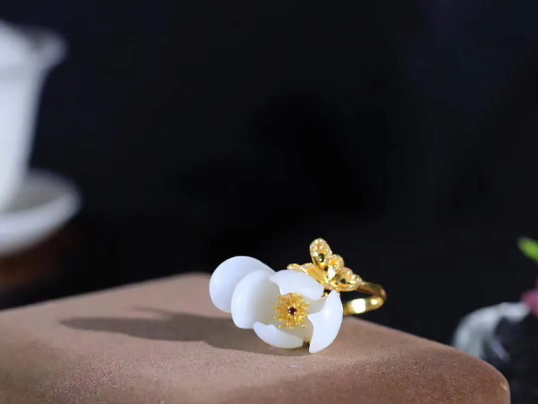 （金镶玉.荷韵.戒指）

精品和田玉白玉18k金镶嵌荷韵戒指，玉质细腻温润，油润感十足，心似莲花开