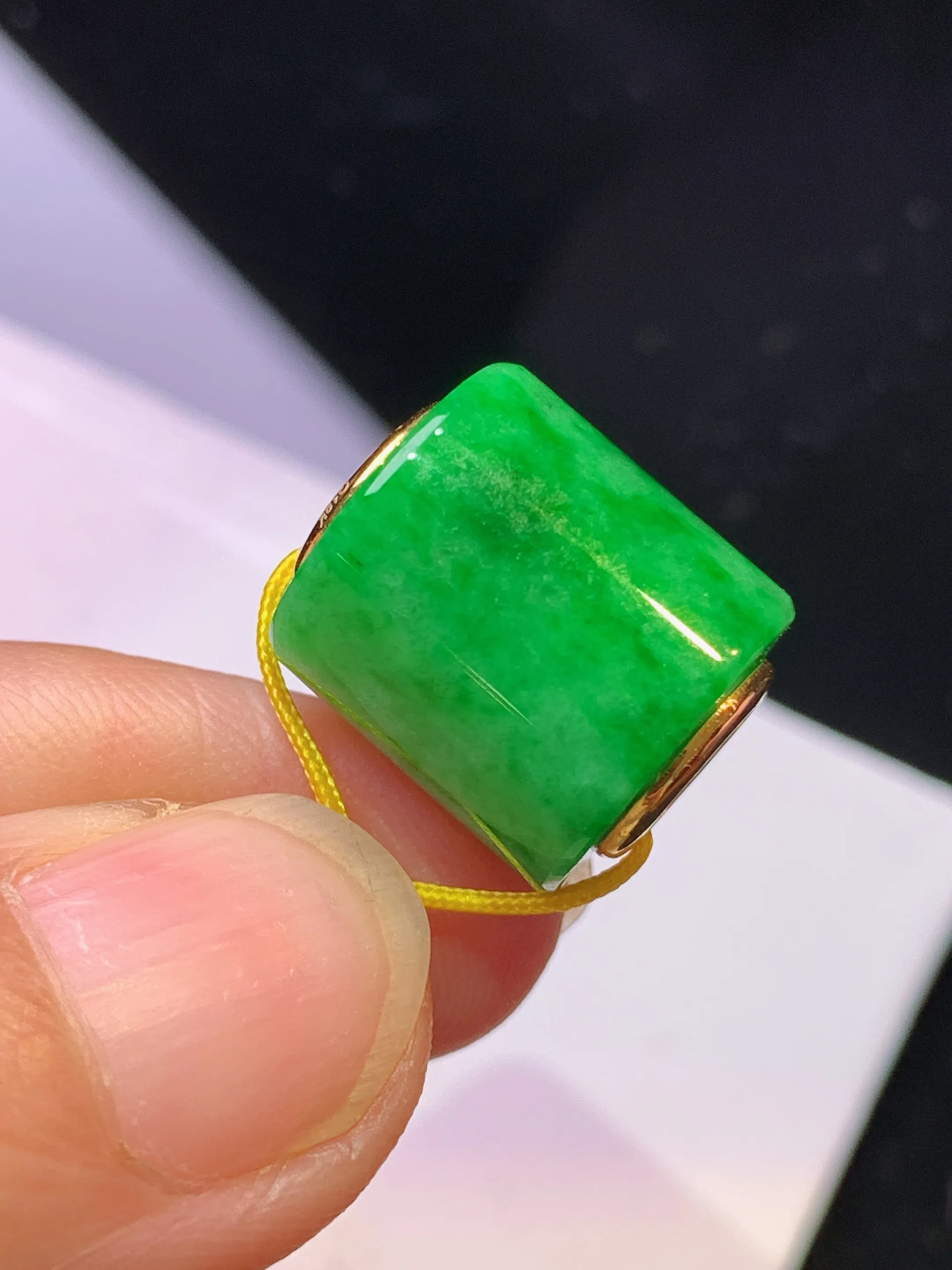 18k金镶嵌翠绿路路通吊坠 玉质细腻 色泽清新艳丽 整体尺寸13.2