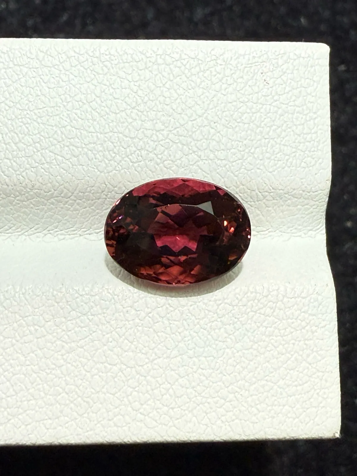 3.72ct天然红碧玺裸石，尺寸10.8*8*6.4 毫米，晶体通透，颜色美艳