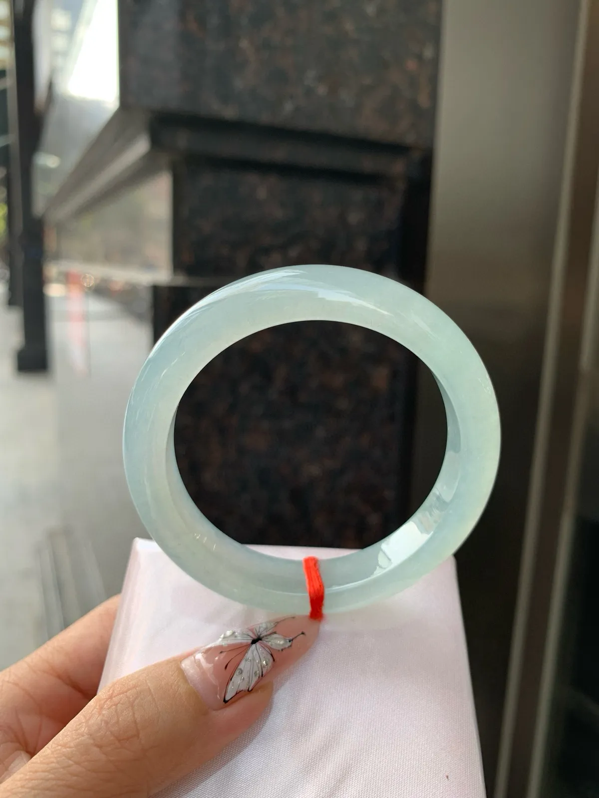 冰晴正圈。底妆胶润细腻，清爽耐看的冰晴底色均匀，夏季美好的冰凉感，时而晴时而蓝，随光线变化如梦如幻。