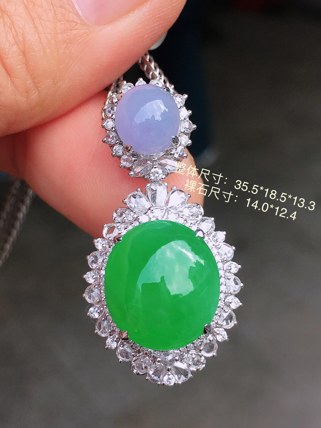 阳绿蛋面吊坠，色泽均匀艳丽，玉质细腻，荧光感超
强，饱满圆润，尽显优雅气质，18k
金豪华镶嵌