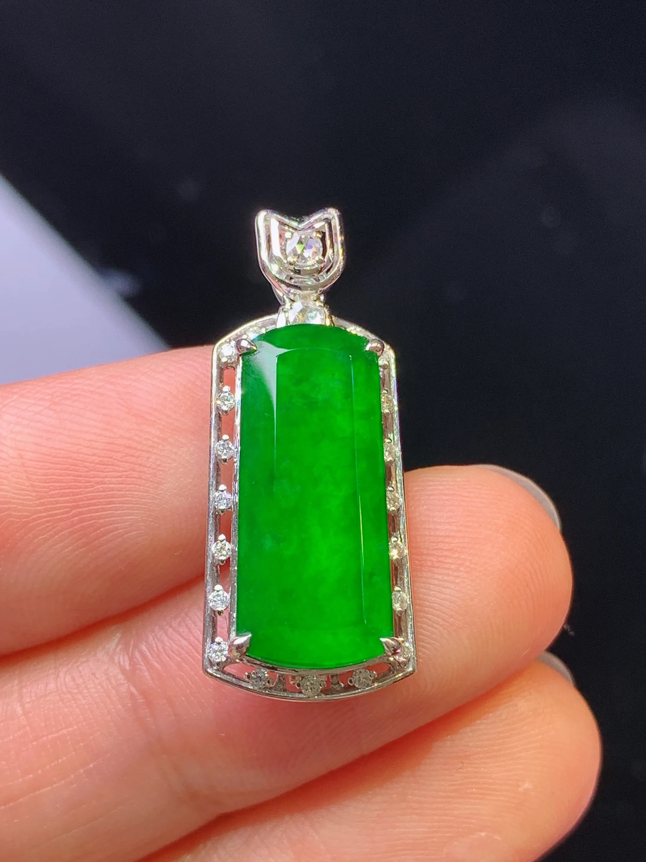 18k金钻镶嵌满绿无事牌吊坠 玉质细腻 色泽清新艳丽 整体尺寸26.5*11.2*5.8