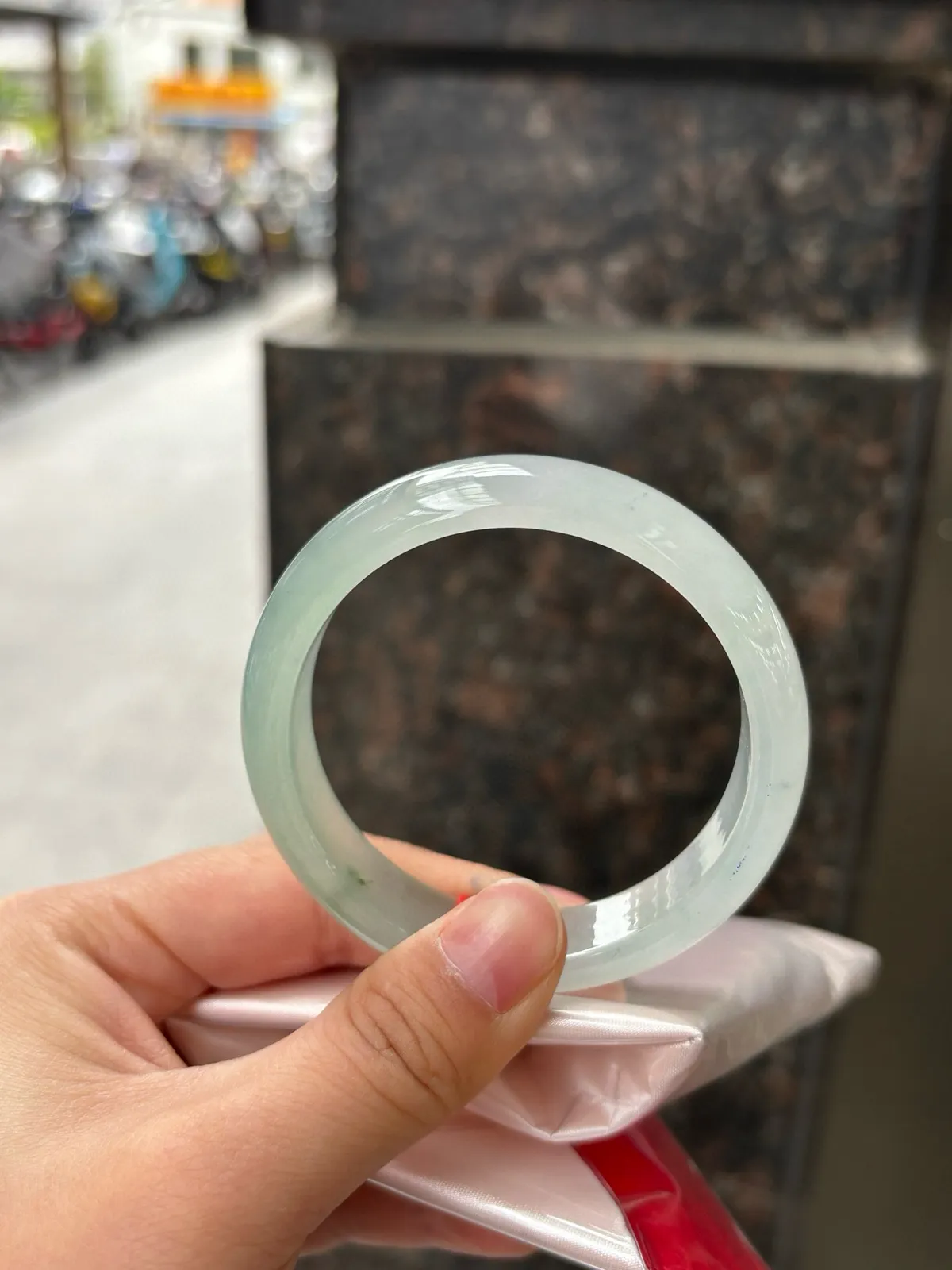 冰晴飘花正圈
完美，整体呈现出清润的晴底色泽，冰润莹泽的质地透着十足水头，上手水润通透又细腻起胶。种老肉细的特质让镯身质感尤为出众。