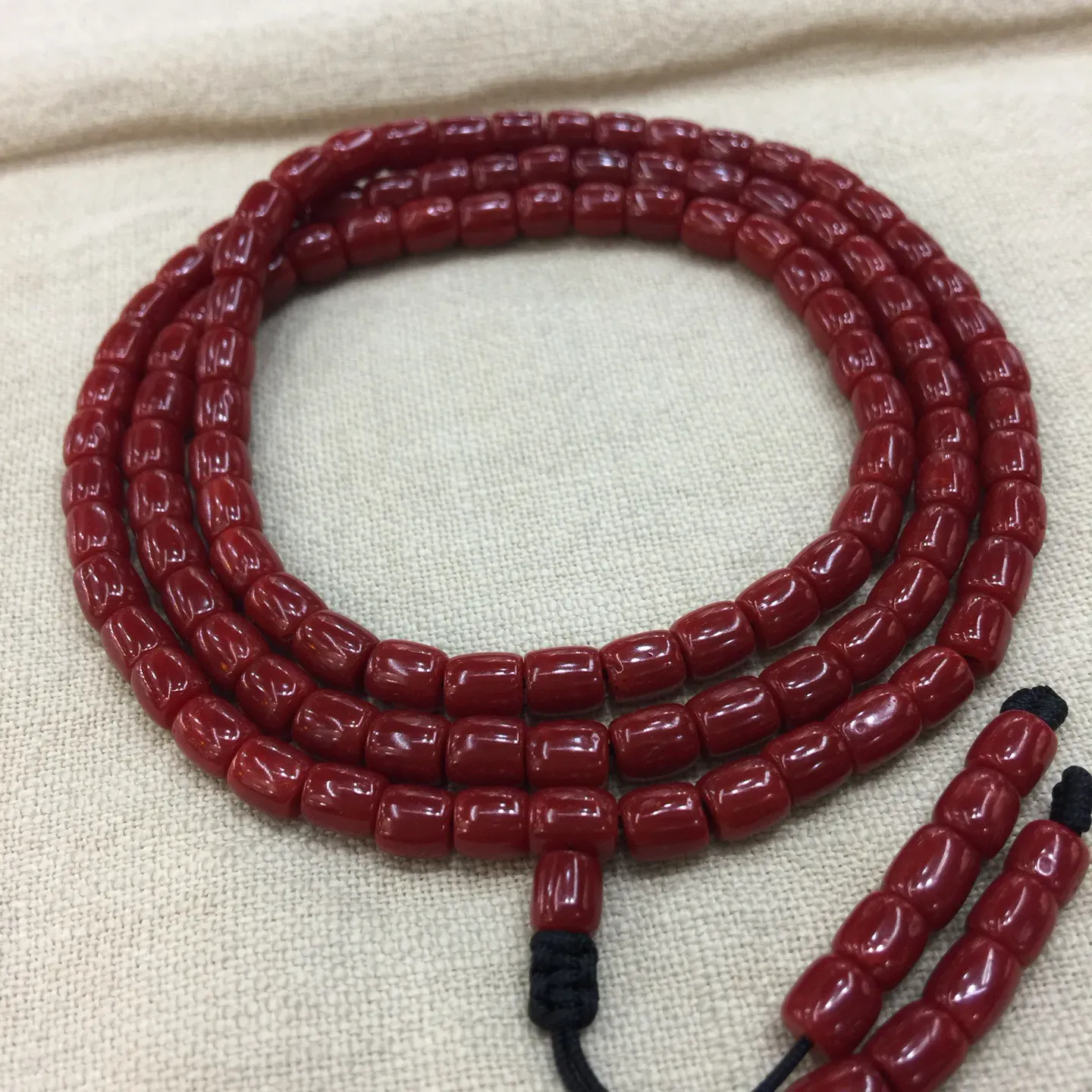 【赤血牛血6mm桶珠红珊瑚108佛珠串】传承精品！科西卡材料，西班牙产地。赤血牛血红颜色，黑红黑红的,整条无纹裂有虫眼。珠子直径5.95-5.2mm左右！108粒加佛头弟子珠共120粒，可作念佛珠串，每料珠子均为天然珊瑚，珊瑚自古就为佛教珍宝，大师，高僧的喜爱之物！可加持，可守护！深海千年有机宝石，重量为36.82克！
