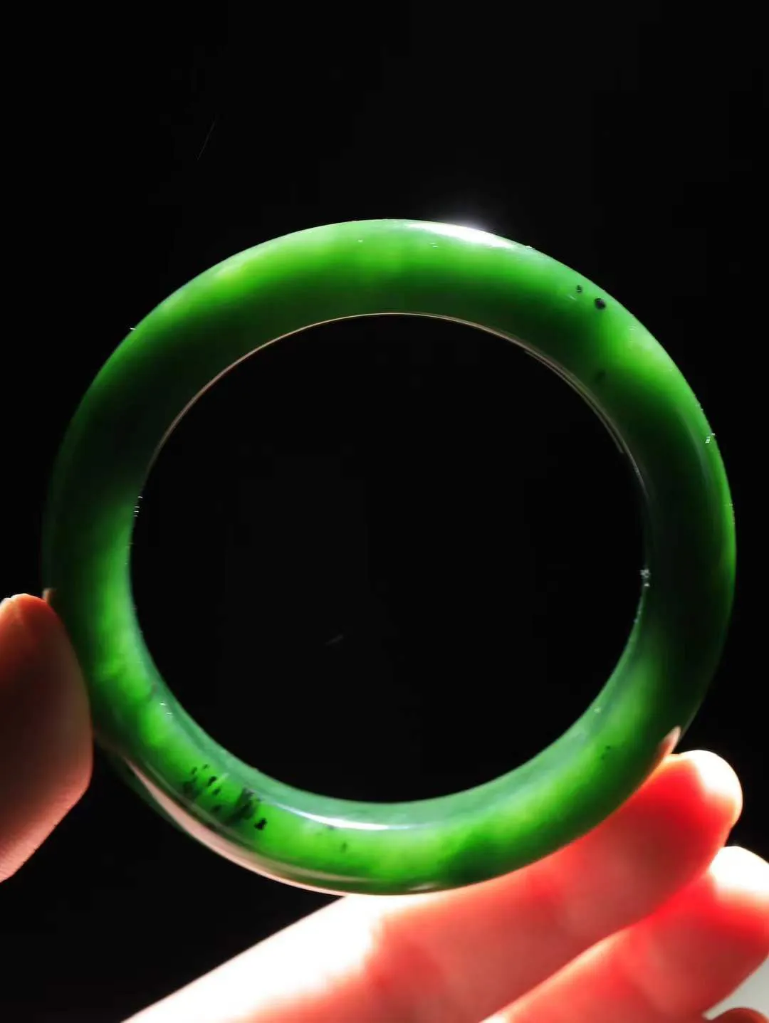 【碧波流转·手镯】

精品和田玉碧玉手镯，玉质细腻温润，手感舒适，️线条流畅，简约大气，美自天成，佩戴于腕间，婉约之美，举手投足间透出那份低调奢华，醉人心扉。
重63.3克 内径圈口56.5mm尺寸12.5-9.8mm  FDL-45102933