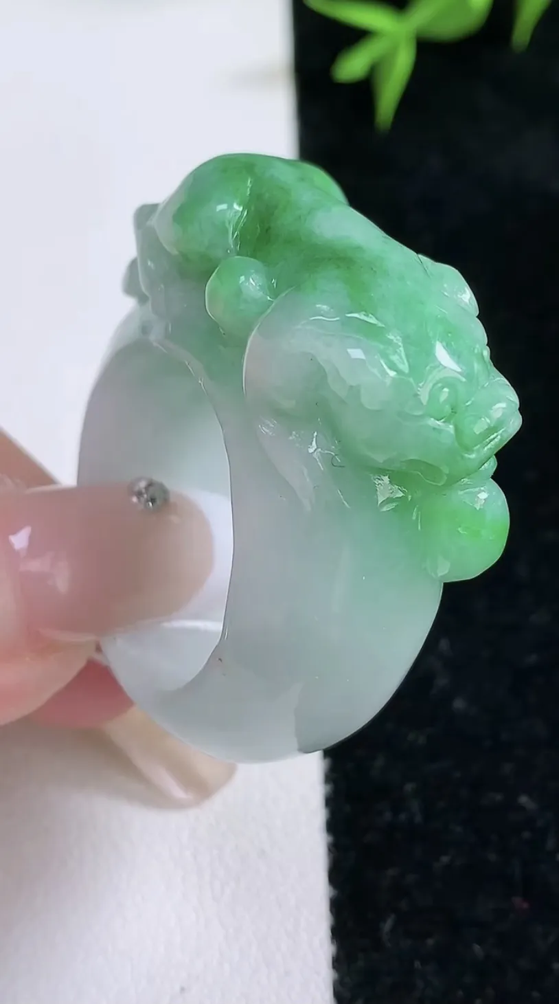 翡翠a货飘绿貔貅指环扳指，尺寸22-34.4-14.3-14，重量:26.69g