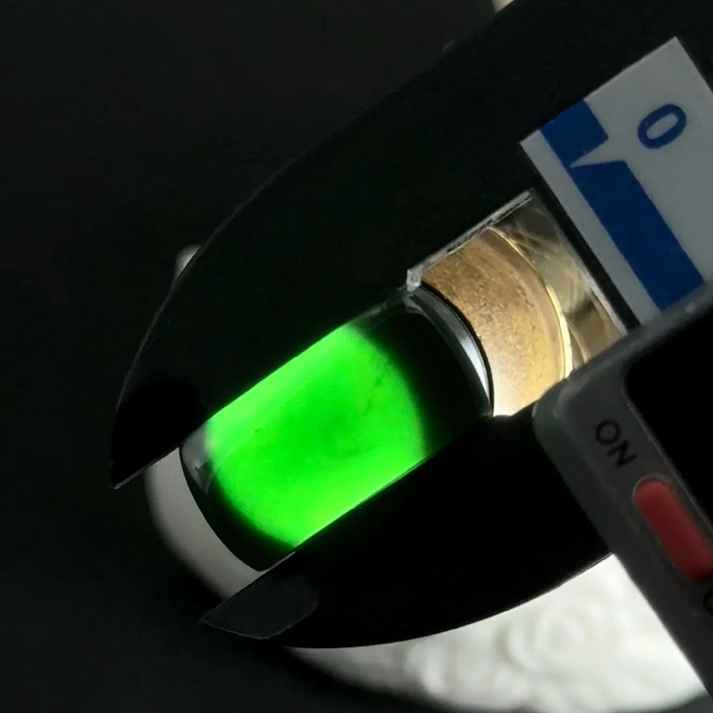 精品墨翠马鞍裸石 种好色正 黑度极好 打灯通透 尺寸17.9