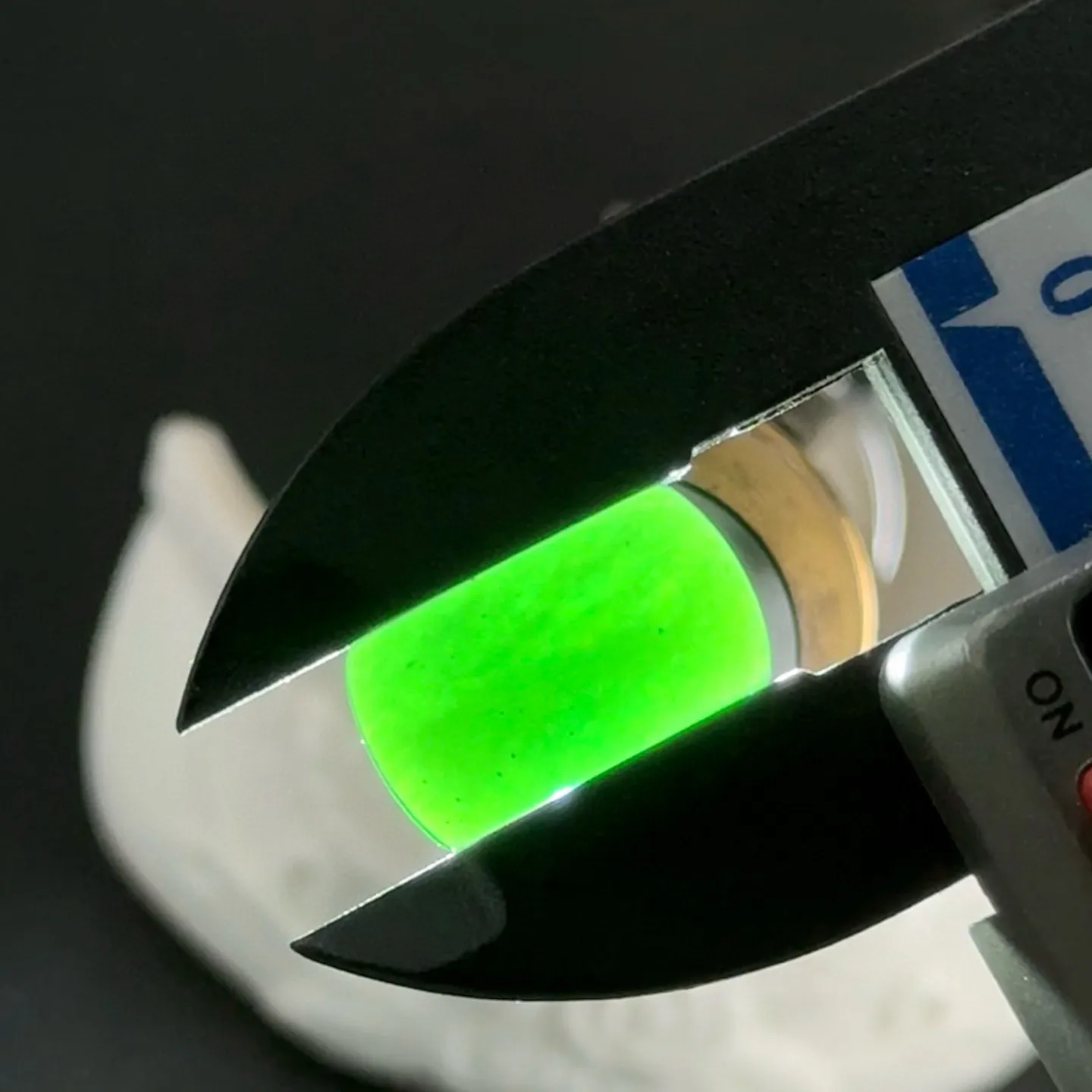 精品墨翠马鞍裸石戒面 种好色正 黑度极好 打灯通透 油性十足 尺寸15.9