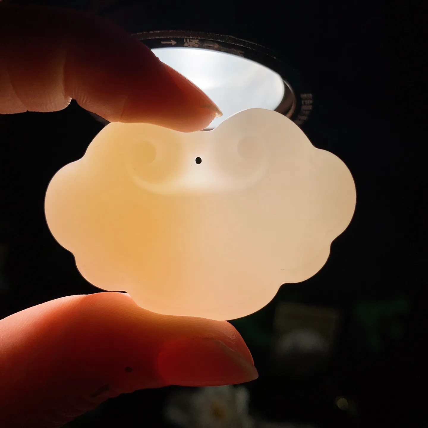 新疆和田玉白玉且末糖如意锁挂件 尺寸34/50/12重38克 玉质细腻油润。手推出油。佩高端典雅。lt060129