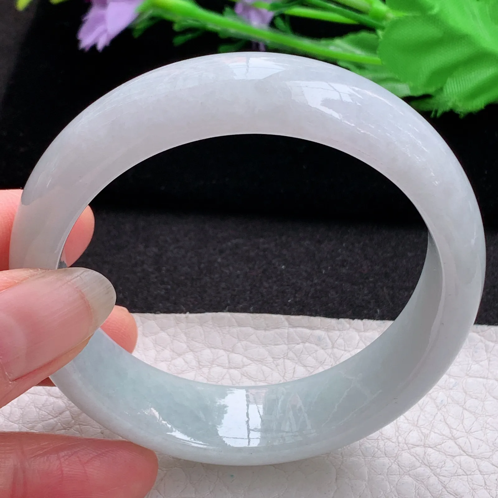 js实拍58*17*8.3轮胎镯 缅甸翡翠a货玉手镯胶感浅绿大气宽边玉手环