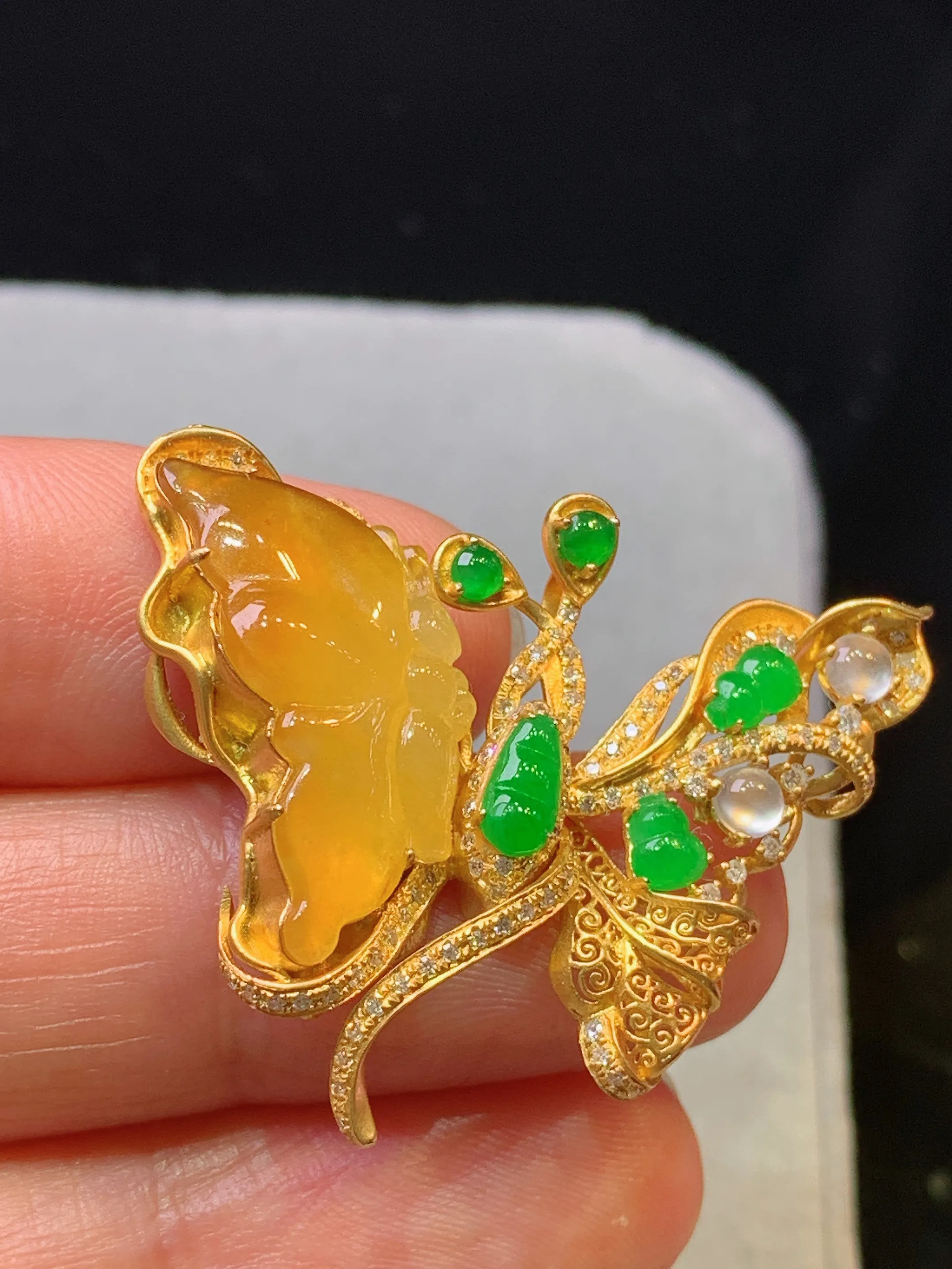 18k金钻镶嵌黄翡蝴蝶搭配绿蛋面葫芦吊坠 玉质细腻 色泽清新艳丽 整体尺寸27.8*33.8*5.7