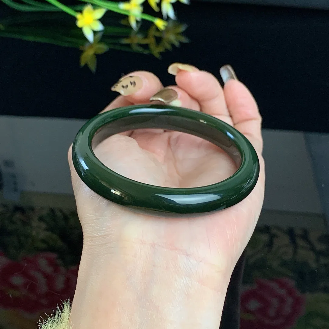 和田玉56圈口菠菜绿碧玉手镯！精品细料，玉质细腻油润 底色纯净 无裂无杂 脂粉好，品质高
